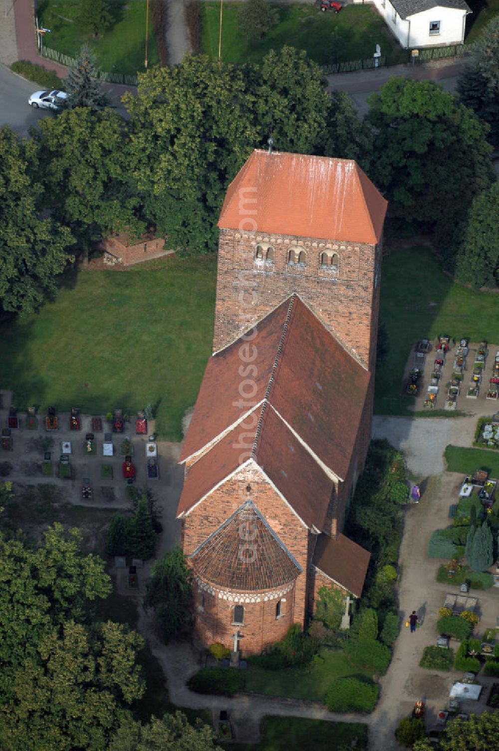 Aerial photograph Redekin - Blick auf die Dorfkirche. Sie ist eine der Kirchen, die zur Straße der Romanik zählt. Diese Straße verbindet die Dome, Burgen, Klöster und Kirchen, die in der Zeit vom 10. bis Mitte des 13. Jahrhundert entstanden, und somit ein Zeichen der Christianisierung sind. Kontakt: Pfarrerin i. R. Schwarzkopf, Wilhelm-Külz-Straße 9, 39319 Redekin, Tel.: 039341-50108