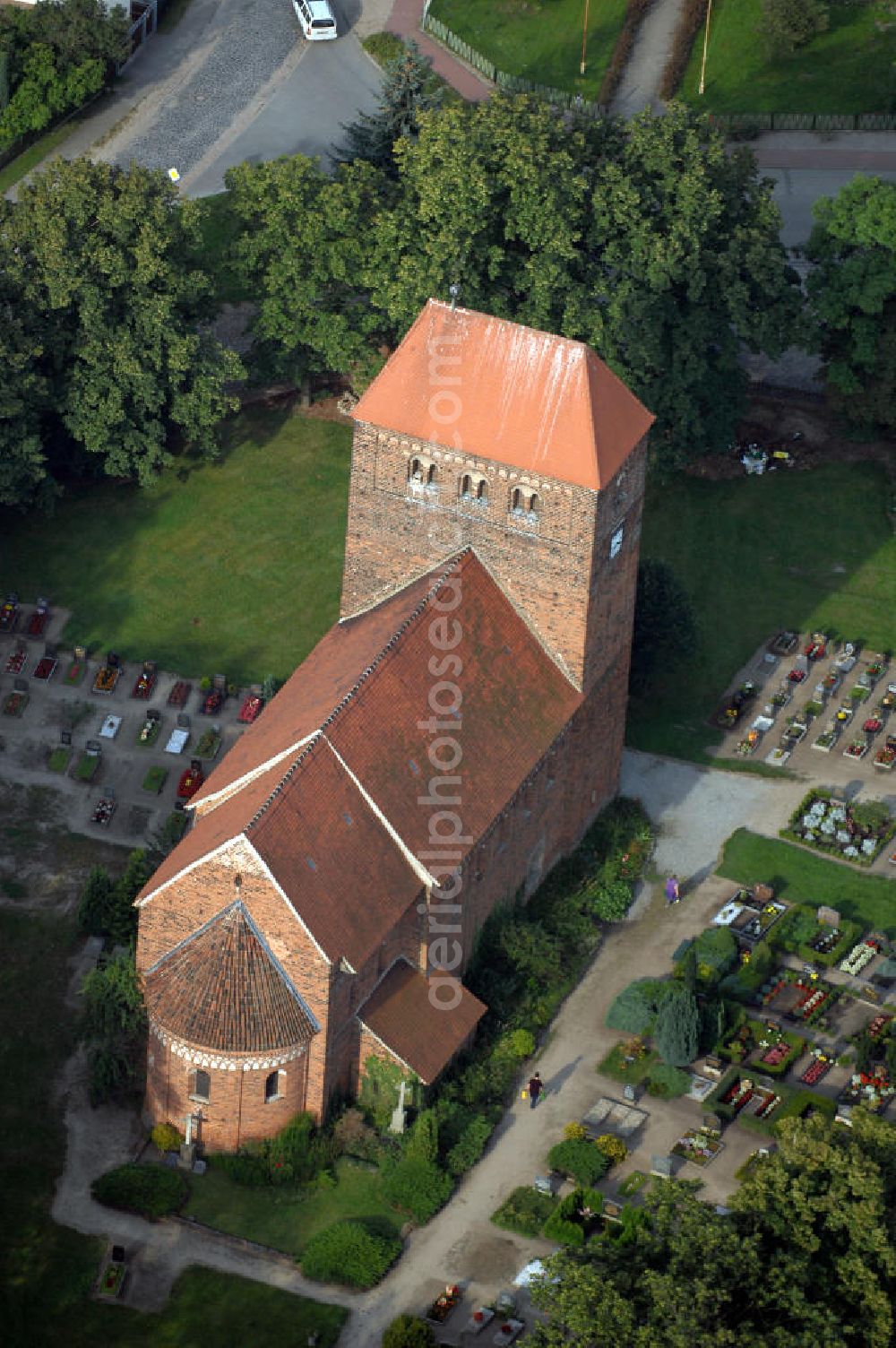 Redekin from above - Blick auf die Dorfkirche. Sie ist eine der Kirchen, die zur Straße der Romanik zählt. Diese Straße verbindet die Dome, Burgen, Klöster und Kirchen, die in der Zeit vom 10. bis Mitte des 13. Jahrhundert entstanden, und somit ein Zeichen der Christianisierung sind. Kontakt: Pfarrerin i. R. Schwarzkopf, Wilhelm-Külz-Straße 9, 39319 Redekin, Tel.: 039341-50108