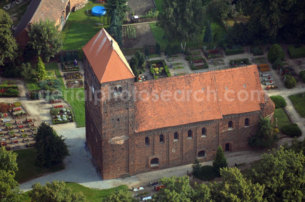 Redekin from the bird's eye view: Blick auf die Dorfkirche. Sie ist eine der Kirchen, die zur Straße der Romanik zählt. Diese Straße verbindet die Dome, Burgen, Klöster und Kirchen, die in der Zeit vom 10. bis Mitte des 13. Jahrhundert entstanden, und somit ein Zeichen der Christianisierung sind. Kontakt: Pfarrerin i. R. Schwarzkopf, Wilhelm-Külz-Straße 9, 39319 Redekin, Tel.: 039341-50108