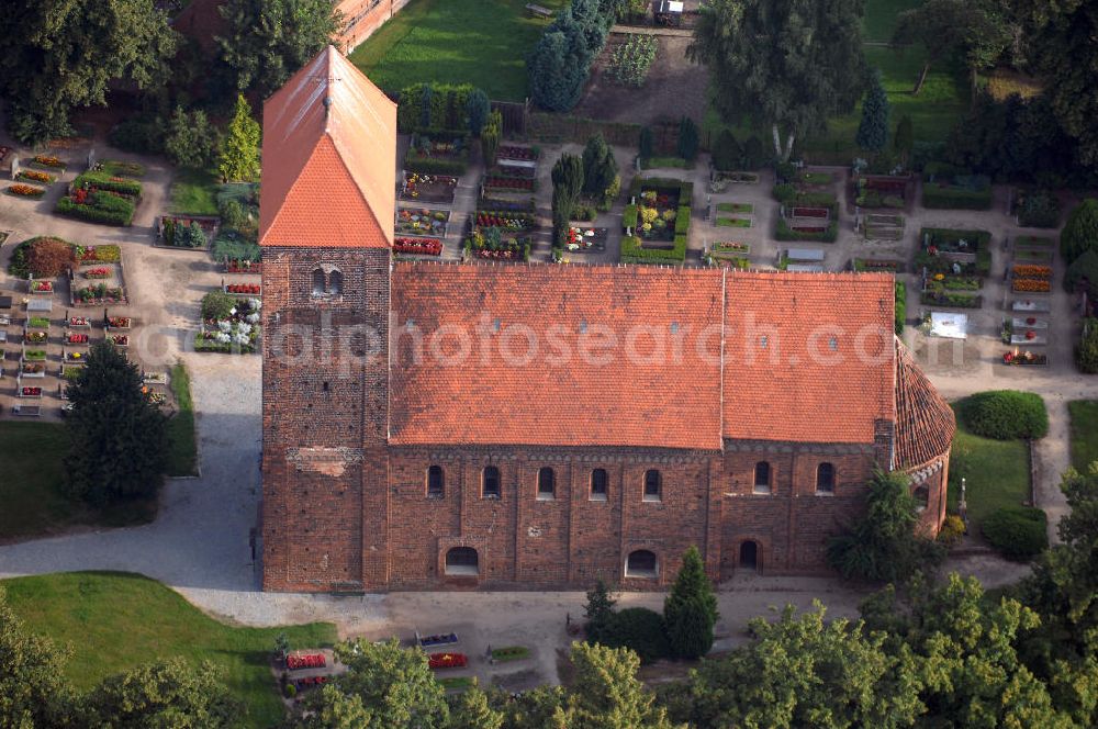 Aerial image Redekin - Blick auf die Dorfkirche. Sie ist eine der Kirchen, die zur Straße der Romanik zählt. Diese Straße verbindet die Dome, Burgen, Klöster und Kirchen, die in der Zeit vom 10. bis Mitte des 13. Jahrhundert entstanden, und somit ein Zeichen der Christianisierung sind. Kontakt: Pfarrerin i. R. Schwarzkopf, Wilhelm-Külz-Straße 9, 39319 Redekin, Tel.: 039341-50108