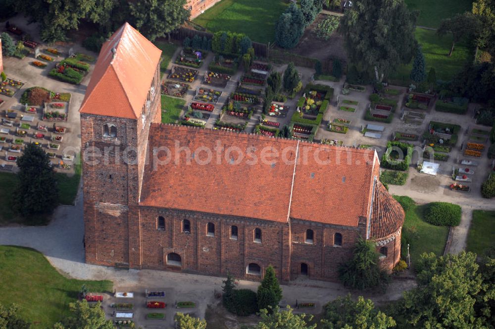 Aerial photograph Redekin - Blick auf die Dorfkirche. Sie ist eine der Kirchen, die zur Straße der Romanik zählt. Diese Straße verbindet die Dome, Burgen, Klöster und Kirchen, die in der Zeit vom 10. bis Mitte des 13. Jahrhundert entstanden, und somit ein Zeichen der Christianisierung sind. Kontakt: Pfarrerin i. R. Schwarzkopf, Wilhelm-Külz-Straße 9, 39319 Redekin, Tel.: 039341-50108