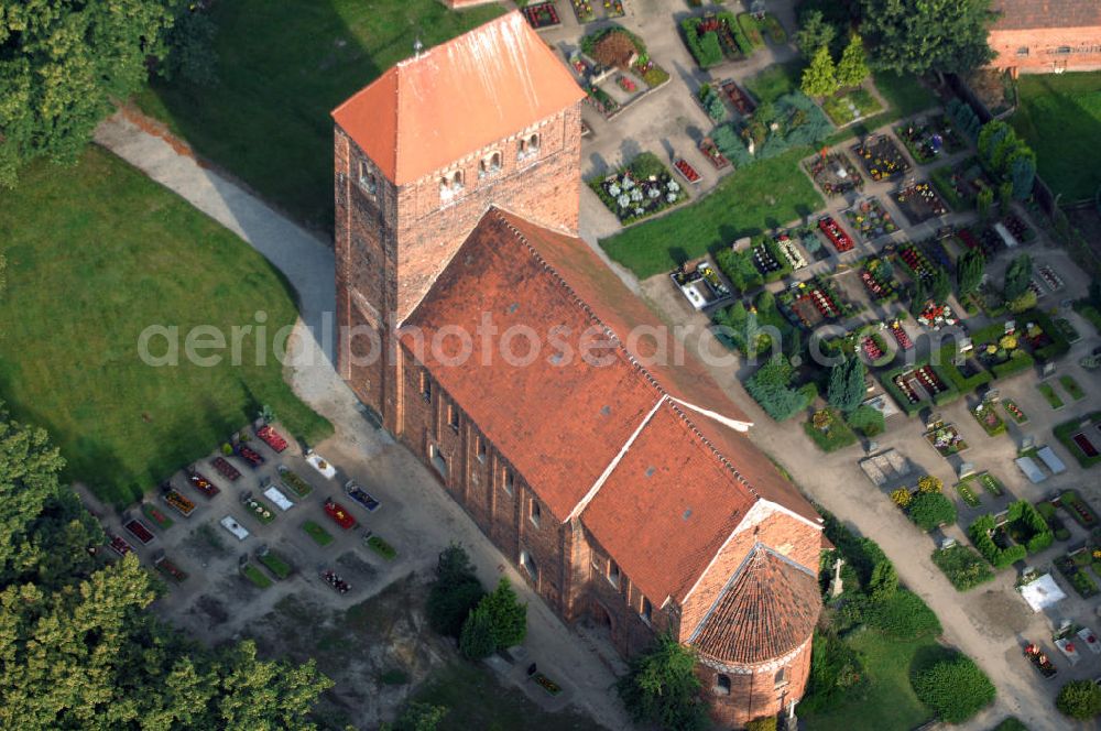 Redekin from above - Blick auf die Dorfkirche. Sie ist eine der Kirchen, die zur Straße der Romanik zählt. Diese Straße verbindet die Dome, Burgen, Klöster und Kirchen, die in der Zeit vom 10. bis Mitte des 13. Jahrhundert entstanden, und somit ein Zeichen der Christianisierung sind. Kontakt: Pfarrerin i. R. Schwarzkopf, Wilhelm-Külz-Straße 9, 39319 Redekin, Tel.: 039341-50108