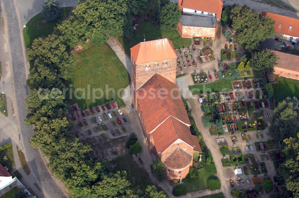 Redekin from the bird's eye view: Blick auf die Dorfkirche. Sie ist eine der Kirchen, die zur Straße der Romanik zählt. Diese Straße verbindet die Dome, Burgen, Klöster und Kirchen, die in der Zeit vom 10. bis Mitte des 13. Jahrhundert entstanden, und somit ein Zeichen der Christianisierung sind. Kontakt: Pfarrerin i. R. Schwarzkopf, Wilhelm-Külz-Straße 9, 39319 Redekin, Tel.: 039341-50108