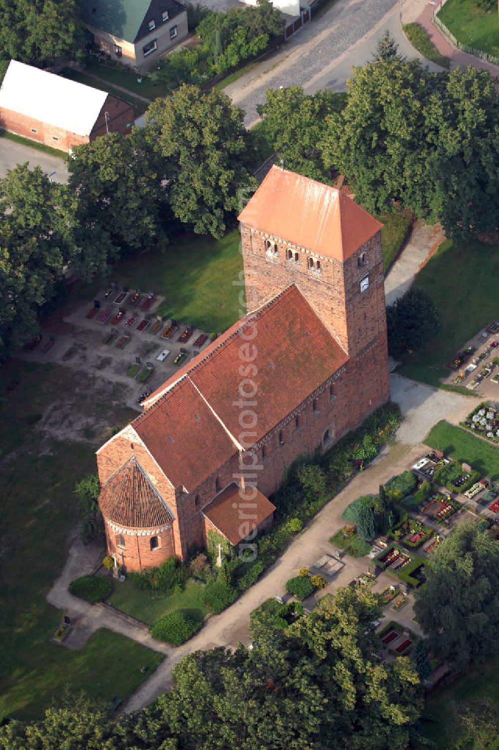 Aerial image Redekin - Blick auf die Dorfkirche. Sie ist eine der Kirchen, die zur Straße der Romanik zählt. Diese Straße verbindet die Dome, Burgen, Klöster und Kirchen, die in der Zeit vom 10. bis Mitte des 13. Jahrhundert entstanden, und somit ein Zeichen der Christianisierung sind. Kontakt: Pfarrerin i. R. Schwarzkopf, Wilhelm-Külz-Straße 9, 39319 Redekin, Tel.: 039341-50108