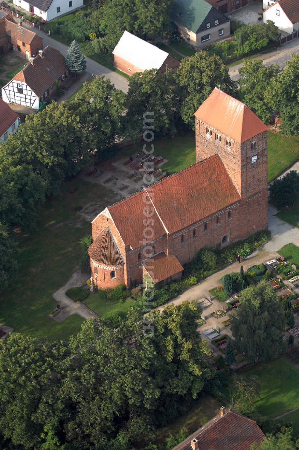 Aerial photograph Redekin - Blick auf die Dorfkirche. Sie ist eine der Kirchen, die zur Straße der Romanik zählt. Diese Straße verbindet die Dome, Burgen, Klöster und Kirchen, die in der Zeit vom 10. bis Mitte des 13. Jahrhundert entstanden, und somit ein Zeichen der Christianisierung sind. Kontakt: Pfarrerin i. R. Schwarzkopf, Wilhelm-Külz-Straße 9, 39319 Redekin, Tel.: 039341-50108