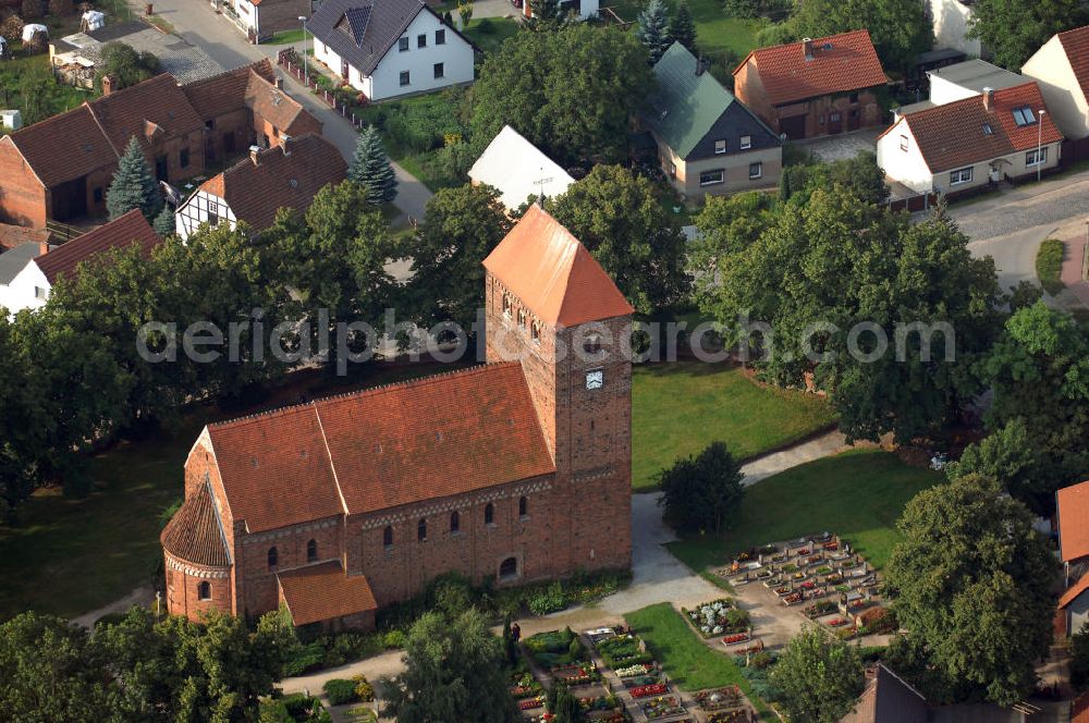 Redekin from above - Blick auf die Dorfkirche. Sie ist eine der Kirchen, die zur Straße der Romanik zählt. Diese Straße verbindet die Dome, Burgen, Klöster und Kirchen, die in der Zeit vom 10. bis Mitte des 13. Jahrhundert entstanden, und somit ein Zeichen der Christianisierung sind. Kontakt: Pfarrerin i. R. Schwarzkopf, Wilhelm-Külz-Straße 9, 39319 Redekin, Tel.: 039341-50108