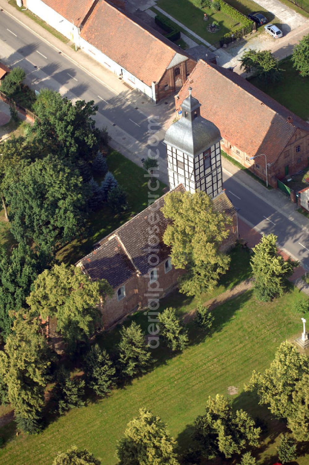 Wust from above - Blick auf die Dorfkirche in Wust, die Teil der Ferienstraße Straße der Romanik. Die Straße der Romanik verbindet die Dome, Burgen, Klöster und Kirchen die in der Zeit vom 10. bis Mitte des 13. Jahrhundert entstanden, und somit ein Zeichen der Christianisierung sind.