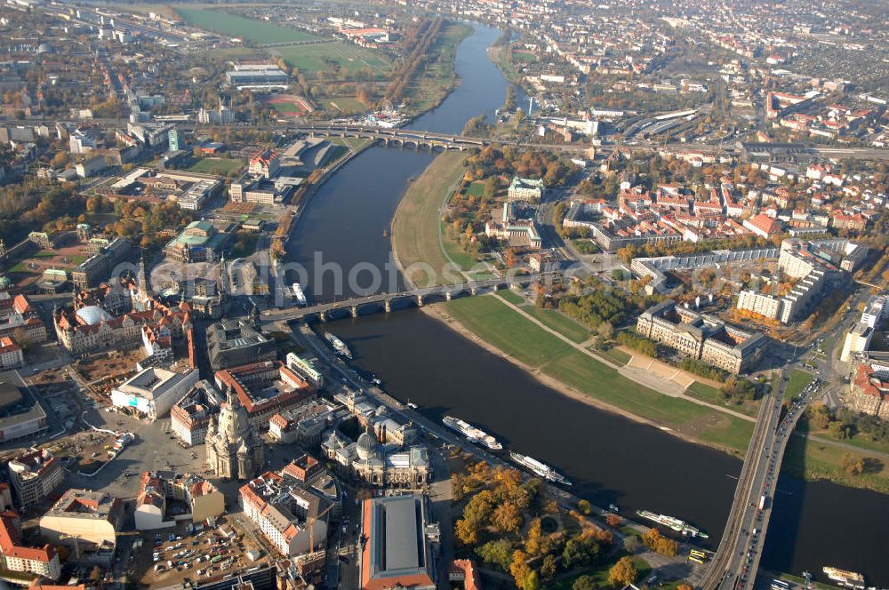 Aerial photograph Dresden - Blick auf die Altstadt und die Elbwiesen. Zu sehen sind die Dresdener Frauenkirche, der Zwinger und das Dresdener Schloss. Über die Elbe führen die Carolabrücke, die Augustusbrücke und die Marienbrücke. Am gegenüberliegenden Ufer befindet sich Dresden Neustadt.