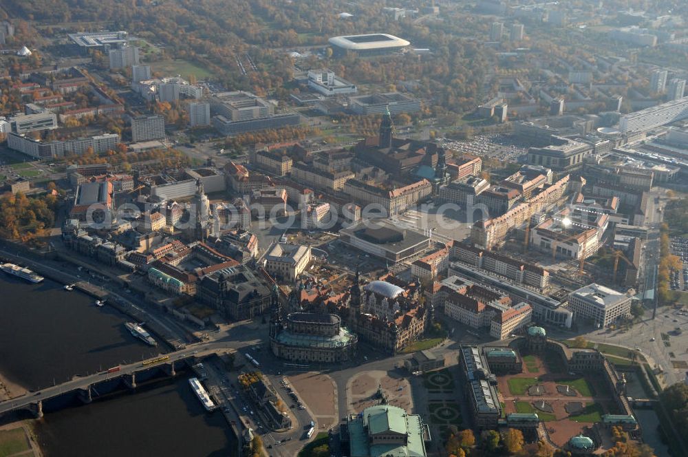 Dresden from above - Blick auf die Altstadt und die Elbwiesen. Zu sehen sind die Dresdener Frauenkirche, der Zwinger und das Dresdener Schloss. Über die Elbe führen die Carolabrücke, die Augustusbrücke und die Marienbrücke. Am gegenüberliegenden Ufer befindet sich Dresden Neustadt.