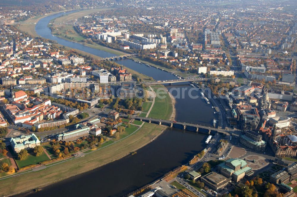 Dresden from the bird's eye view: Blick auf die Altstadt und die Elbwiesen. Zu sehen sind die Dresdener Frauenkirche, der Zwinger und das Dresdener Schloss. Über die Elbe führen die Carolabrücke, die Augustusbrücke und die Marienbrücke. Am gegenüberliegenden Ufer befindet sich Dresden Neustadt.