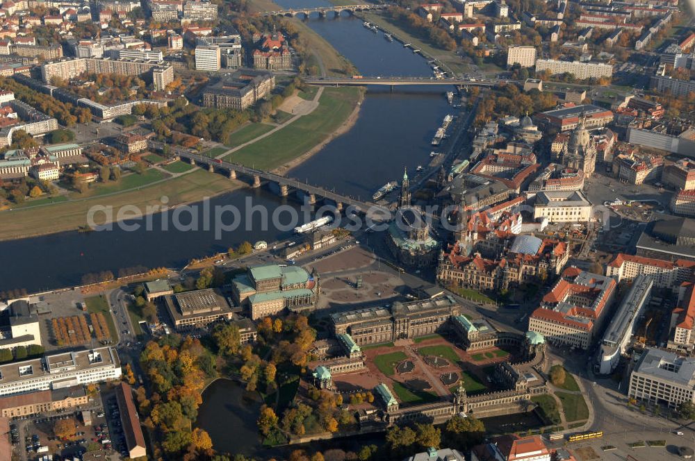 Aerial image Dresden - Blick auf die Altstadt und die Elbwiesen. Zu sehen sind die Dresdener Frauenkirche, der Zwinger und das Dresdener Schloss. Über die Elbe führen die Carolabrücke, die Augustusbrücke und die Marienbrücke. Am gegenüberliegenden Ufer befindet sich Dresden Neustadt.