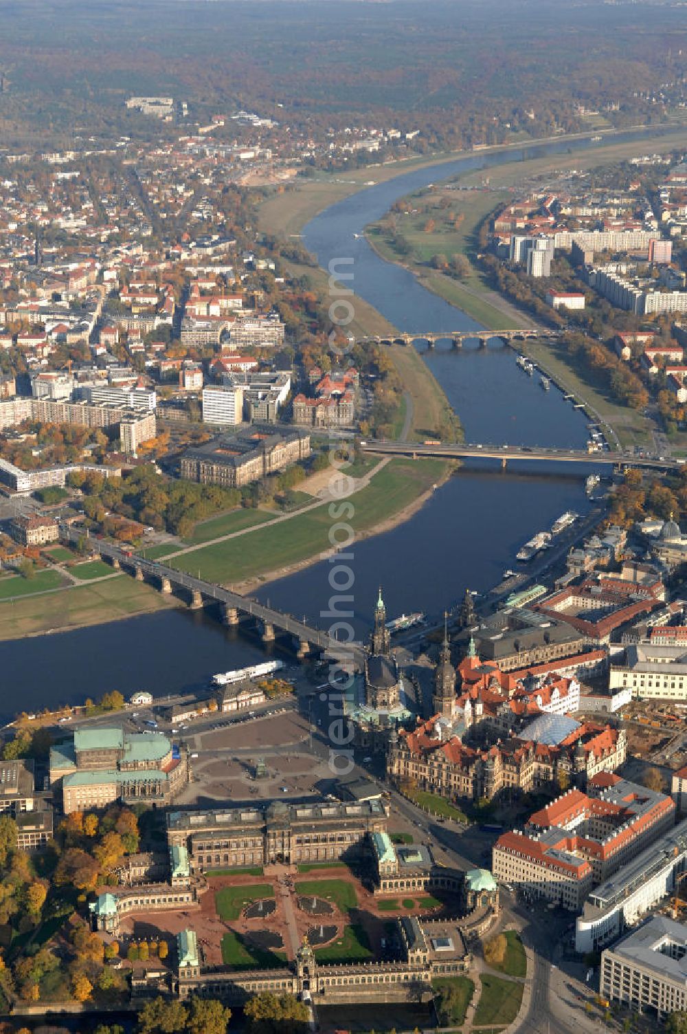 Aerial photograph Dresden - Blick auf die Altstadt und die Elbwiesen. Zu sehen sind die Dresdener Frauenkirche, der Zwinger und das Dresdener Schloss. Über die Elbe führen die Carolabrücke, die Augustusbrücke und die Marienbrücke. Am gegenüberliegenden Ufer befindet sich Dresden Neustadt.