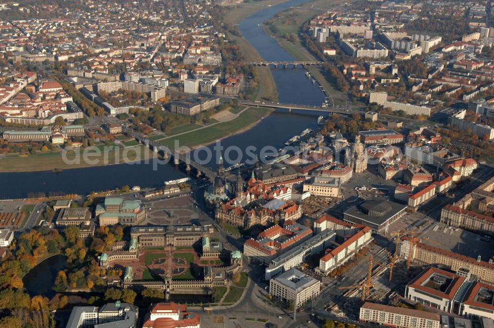 Dresden from above - Blick auf die Altstadt und die Elbwiesen. Zu sehen sind die Dresdener Frauenkirche, der Zwinger und das Dresdener Schloss. Über die Elbe führen die Carolabrücke, die Augustusbrücke und die Marienbrücke. Am gegenüberliegenden Ufer befindet sich Dresden Neustadt.