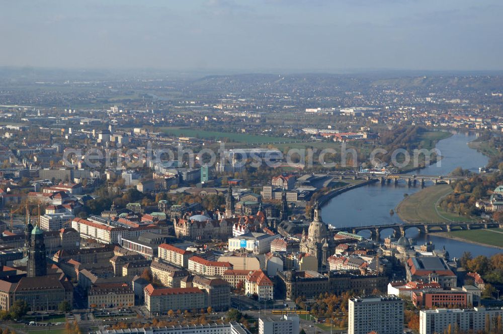 Dresden from the bird's eye view: Blick auf die Altstadt und die Elbwiesen. Zu sehen sind die Dresdener Frauenkirche, der Zwinger und das Dresdener Schloss. Über die Elbe führen die Carolabrücke, die Augustusbrücke und die Marienbrücke. Am gegenüberliegenden Ufer befindet sich Dresden Neustadt.