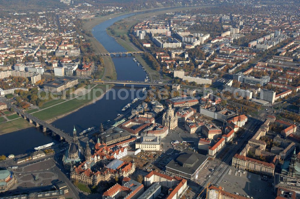 Aerial image Dresden - Blick auf die Altstadt und die Elbwiesen. Zu sehen sind die Dresdener Frauenkirche, der Zwinger und das Dresdener Schloss. Über die Elbe führen die Carolabrücke, die Augustusbrücke und die Marienbrücke. Am gegenüberliegenden Ufer befindet sich Dresden Neustadt.