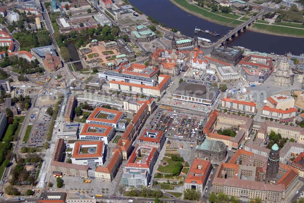 Aerial image Dresden - Blick auf die Dresdner Altstadt an der Augustusbrücke (mit Semperoper, Zwinger, Altmarktgalerie, Altmarkt, Rathausturm, Neumarkt, Frauenkirche, Hofkirche, etc.).