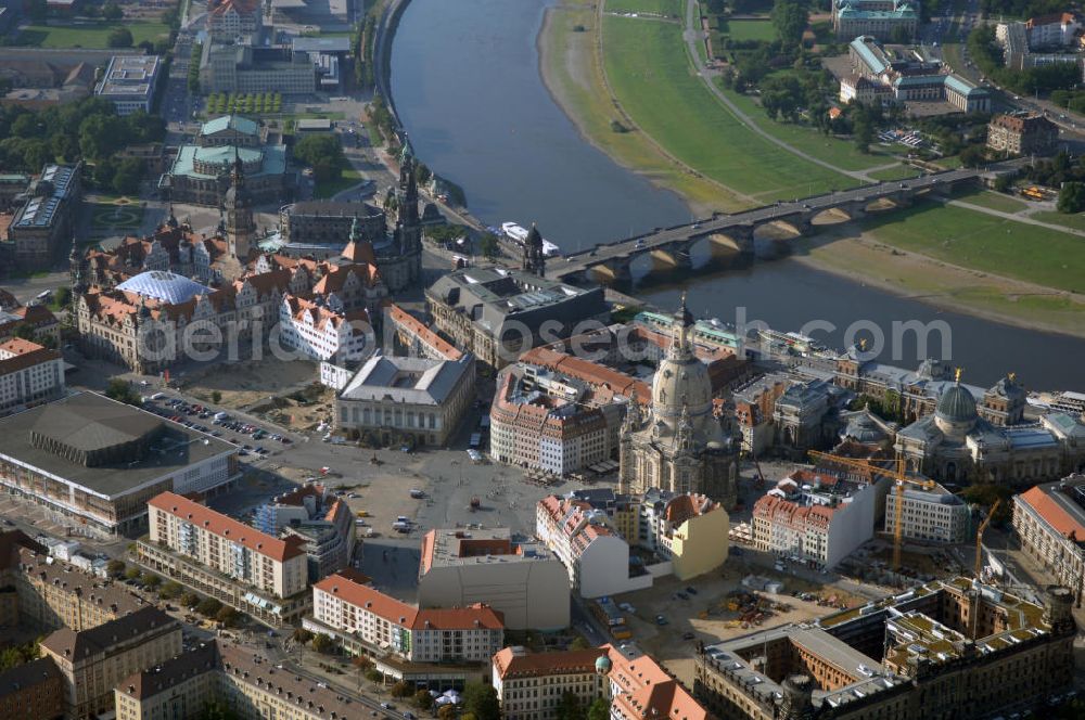 Aerial image Dresden - Blick auf den Dresdner Neumarkt in der Altstadt am Elbufer. Er befindet sich zwischen Elbe und Altmarkt und wird durch die Frauenkirche, das Johanneum, den Kulturpalast und das Kurländer Palais begrenzt. Der Neumarkt ist eine Fußgängerzone mit vielen Parkmöglichkeiten, unter dem Neumarkt befindet sich eine Tiefgarage. Hinter dem Neumarkt befindet sich der historische Theaterplatz, der von der ehemaligen Hofkirche, dem Grünen Gewölbe und der Semperoper begrenzt wird.