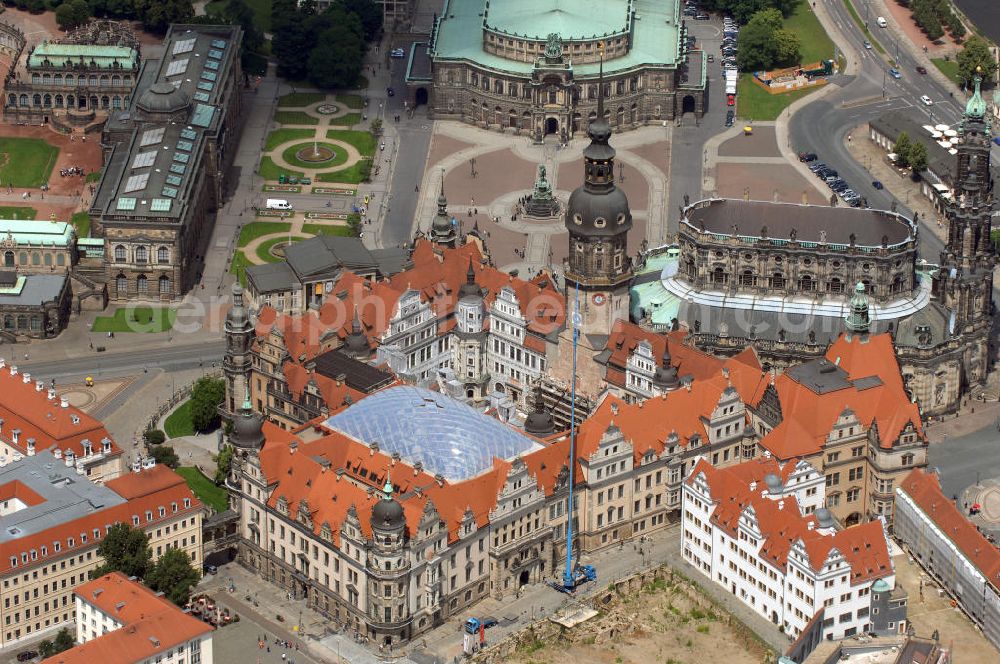 Aerial photograph Dresden - Blick auf das Dresdner Schloß in der Dresdner Altstadt, welche zum Weltkulturerbe der UNESCO gehört. Das Dresdner Schloss war das Residenzschloss der sächsischen Kurfürsten (1547–1806) und Könige (1806–1918). Es ist eines der ältesten Bauwerke Dresdens und baugeschichtlich sehr bedeutsam, da alle Stilrichtungen von Romanik bis Historismus ihre Spuren an dem Bauwerk hinterlassen haben. Im großen Schlosshof sind bis 2011 für alle Fassaden Sgraffiti vorgesehen. Er soll zukünftig für Open-Air-Veranstaltungen genutzt werden. Der kleine Schlosshof soll als neues Besucherfoyer dienen und wurde mit einem transparenten Rauten-Membrandach des Architekten Peter Kulka überspannt. Das schöne Tor von 1555 wird wieder als Renaissance-Portal die Schlosskapelle schmücken. Die englische Treppe von 1693 soll wieder Hauptzugang zum Schloss werden. Die Paraderäume im Westflügel sollen bis 2013 wieder entstehen. Im Zwischenflügel Nord ist im 1. Obergeschoss die Fürstengalerie und im 2. Obergeschoss die Türkenkammer der Rüstkammer geplant. Der Riesensaal im Ostflügel, 60×11 m², soll Ausstellungen der Rüstkammer dienen. Der kleine Ballsaal im Georgenbau soll bis 2013 wieder entstehen.