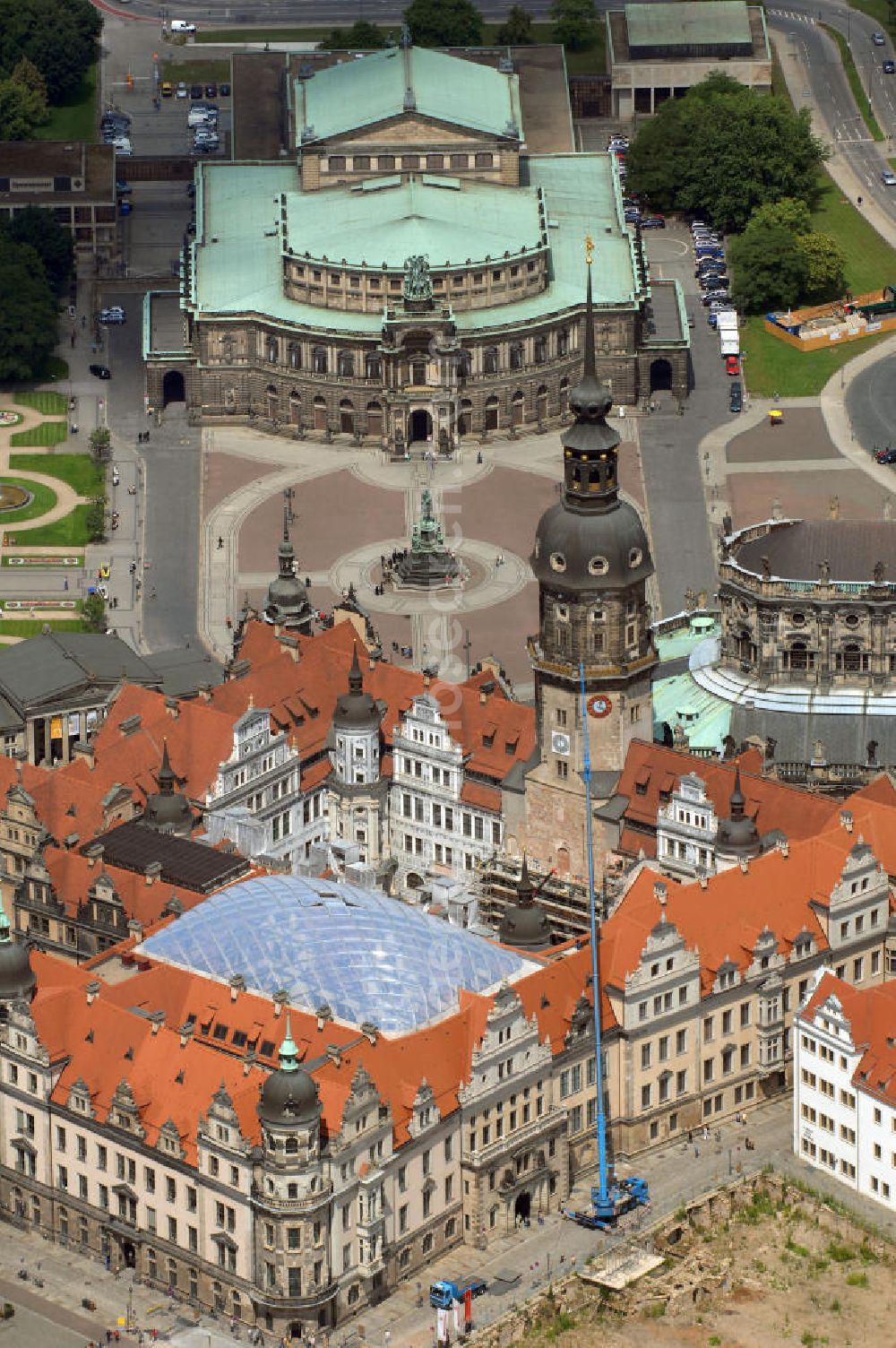 Dresden from above - Blick auf das Dresdner Schloß in der Dresdner Altstadt, welche zum Weltkulturerbe der UNESCO gehört. Das Dresdner Schloss war das Residenzschloss der sächsischen Kurfürsten (1547–1806) und Könige (1806–1918). Es ist eines der ältesten Bauwerke Dresdens und baugeschichtlich sehr bedeutsam, da alle Stilrichtungen von Romanik bis Historismus ihre Spuren an dem Bauwerk hinterlassen haben. Im großen Schlosshof sind bis 2011 für alle Fassaden Sgraffiti vorgesehen. Er soll zukünftig für Open-Air-Veranstaltungen genutzt werden. Der kleine Schlosshof soll als neues Besucherfoyer dienen und wurde mit einem transparenten Rauten-Membrandach des Architekten Peter Kulka überspannt. Das schöne Tor von 1555 wird wieder als Renaissance-Portal die Schlosskapelle schmücken. Die englische Treppe von 1693 soll wieder Hauptzugang zum Schloss werden. Die Paraderäume im Westflügel sollen bis 2013 wieder entstehen. Im Zwischenflügel Nord ist im 1. Obergeschoss die Fürstengalerie und im 2. Obergeschoss die Türkenkammer der Rüstkammer geplant. Der Riesensaal im Ostflügel, 60×11 m², soll Ausstellungen der Rüstkammer dienen. Der kleine Ballsaal im Georgenbau soll bis 2013 wieder entstehen.