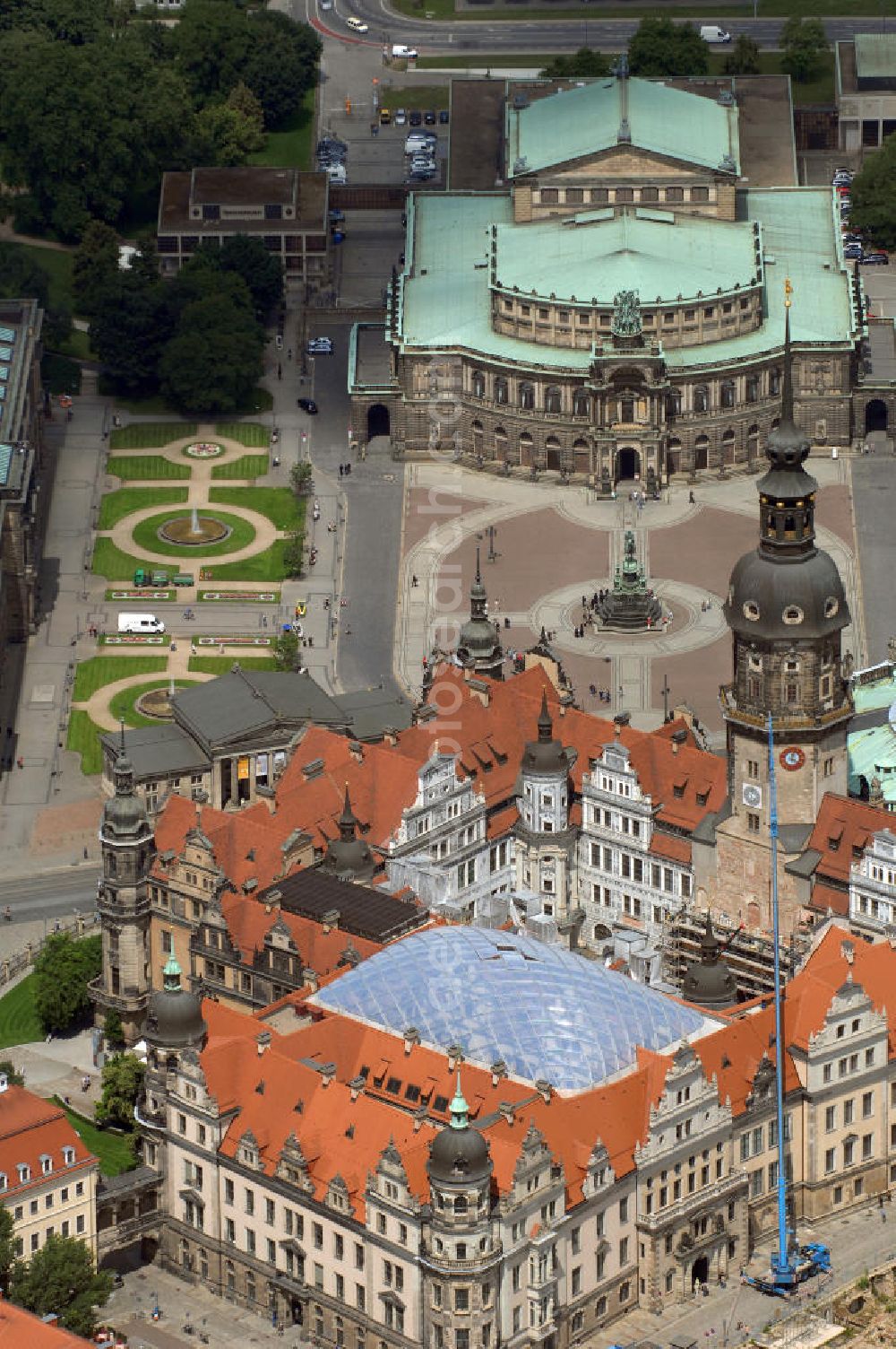 Dresden from the bird's eye view: Blick auf das Dresdner Schloß in der Dresdner Altstadt, welche zum Weltkulturerbe der UNESCO gehört. Das Dresdner Schloss war das Residenzschloss der sächsischen Kurfürsten (1547–1806) und Könige (1806–1918). Es ist eines der ältesten Bauwerke Dresdens und baugeschichtlich sehr bedeutsam, da alle Stilrichtungen von Romanik bis Historismus ihre Spuren an dem Bauwerk hinterlassen haben. Im großen Schlosshof sind bis 2011 für alle Fassaden Sgraffiti vorgesehen. Er soll zukünftig für Open-Air-Veranstaltungen genutzt werden. Der kleine Schlosshof soll als neues Besucherfoyer dienen und wurde mit einem transparenten Rauten-Membrandach des Architekten Peter Kulka überspannt. Das schöne Tor von 1555 wird wieder als Renaissance-Portal die Schlosskapelle schmücken. Die englische Treppe von 1693 soll wieder Hauptzugang zum Schloss werden. Die Paraderäume im Westflügel sollen bis 2013 wieder entstehen. Im Zwischenflügel Nord ist im 1. Obergeschoss die Fürstengalerie und im 2. Obergeschoss die Türkenkammer der Rüstkammer geplant. Der Riesensaal im Ostflügel, 60×11 m², soll Ausstellungen der Rüstkammer dienen. Der kleine Ballsaal im Georgenbau soll bis 2013 wieder entstehen.