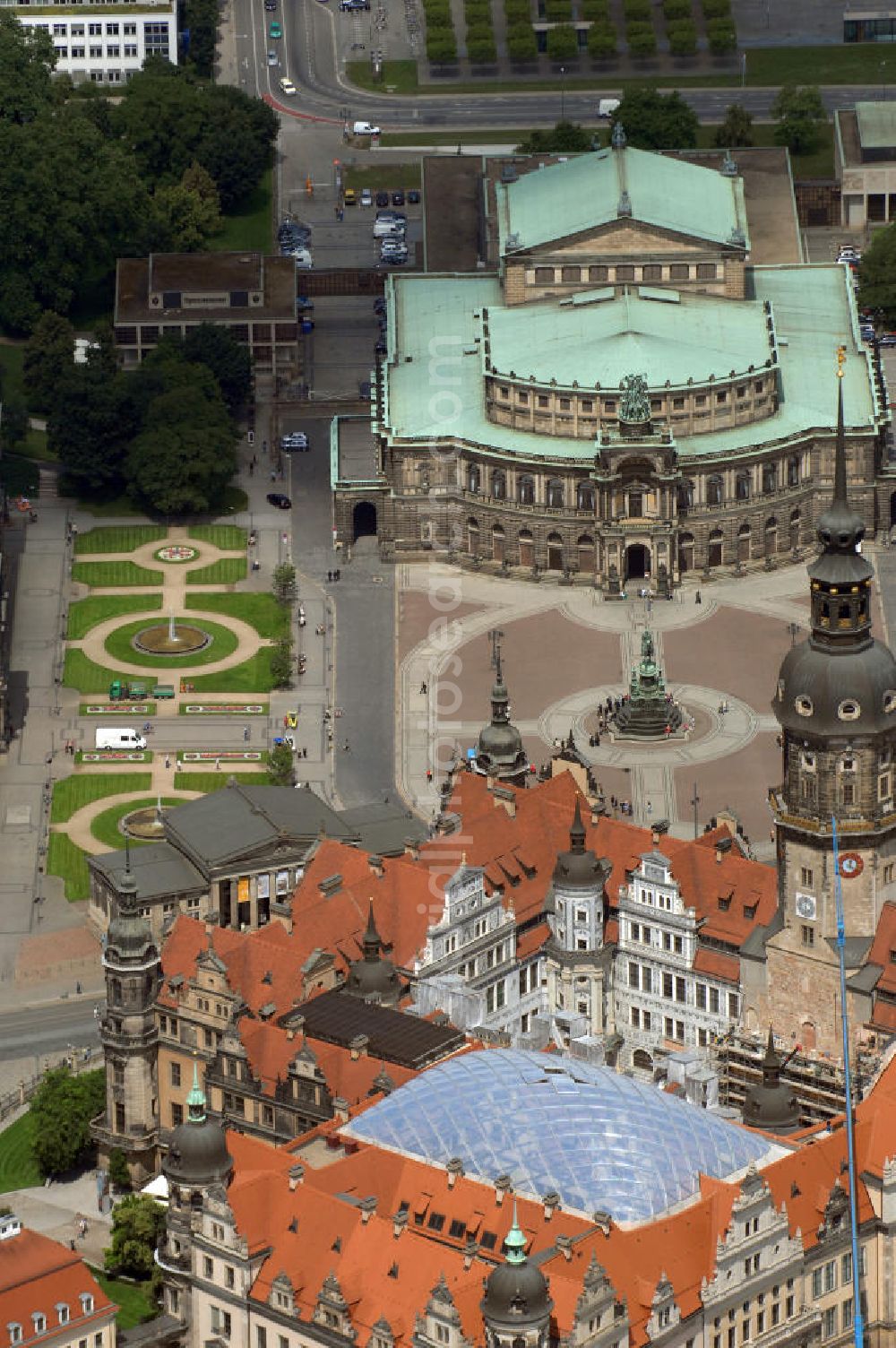 Aerial image Dresden - Blick auf das Dresdner Schloß in der Dresdner Altstadt, welche zum Weltkulturerbe der UNESCO gehört. Das Dresdner Schloss war das Residenzschloss der sächsischen Kurfürsten (1547–1806) und Könige (1806–1918). Es ist eines der ältesten Bauwerke Dresdens und baugeschichtlich sehr bedeutsam, da alle Stilrichtungen von Romanik bis Historismus ihre Spuren an dem Bauwerk hinterlassen haben. Im großen Schlosshof sind bis 2011 für alle Fassaden Sgraffiti vorgesehen. Er soll zukünftig für Open-Air-Veranstaltungen genutzt werden. Der kleine Schlosshof soll als neues Besucherfoyer dienen und wurde mit einem transparenten Rauten-Membrandach des Architekten Peter Kulka überspannt. Das schöne Tor von 1555 wird wieder als Renaissance-Portal die Schlosskapelle schmücken. Die englische Treppe von 1693 soll wieder Hauptzugang zum Schloss werden. Die Paraderäume im Westflügel sollen bis 2013 wieder entstehen. Im Zwischenflügel Nord ist im 1. Obergeschoss die Fürstengalerie und im 2. Obergeschoss die Türkenkammer der Rüstkammer geplant. Der Riesensaal im Ostflügel, 60×11 m², soll Ausstellungen der Rüstkammer dienen. Der kleine Ballsaal im Georgenbau soll bis 2013 wieder entstehen.