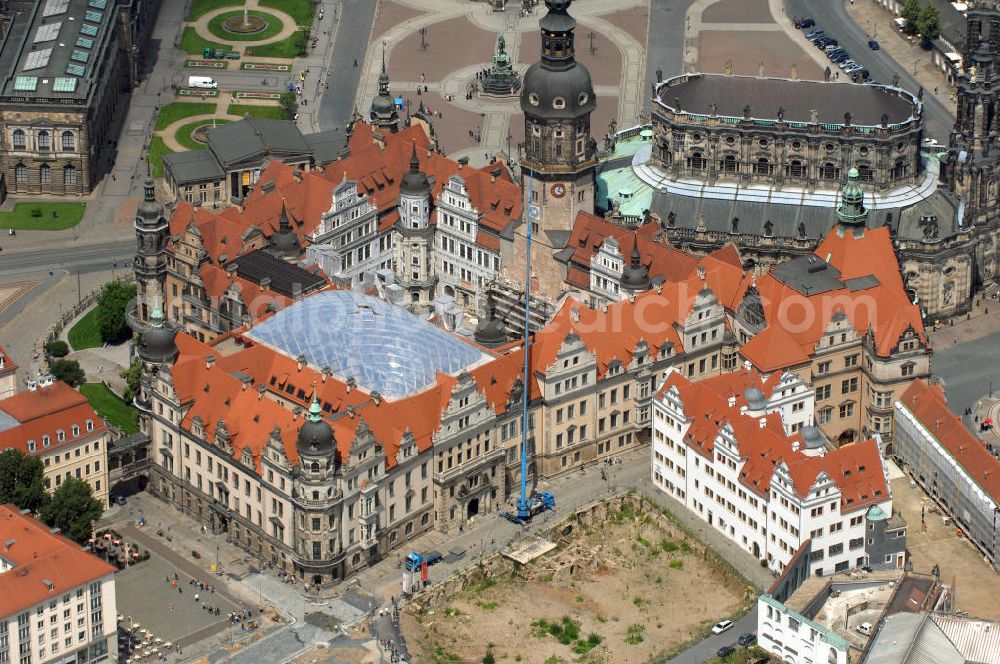 Aerial photograph Dresden - Blick auf das Dresdner Schloß in der Dresdner Altstadt, welche zum Weltkulturerbe der UNESCO gehört. Das Dresdner Schloss war das Residenzschloss der sächsischen Kurfürsten (1547–1806) und Könige (1806–1918). Es ist eines der ältesten Bauwerke Dresdens und baugeschichtlich sehr bedeutsam, da alle Stilrichtungen von Romanik bis Historismus ihre Spuren an dem Bauwerk hinterlassen haben. Im großen Schlosshof sind bis 2011 für alle Fassaden Sgraffiti vorgesehen. Er soll zukünftig für Open-Air-Veranstaltungen genutzt werden. Der kleine Schlosshof soll als neues Besucherfoyer dienen und wurde mit einem transparenten Rauten-Membrandach des Architekten Peter Kulka überspannt. Das schöne Tor von 1555 wird wieder als Renaissance-Portal die Schlosskapelle schmücken. Die englische Treppe von 1693 soll wieder Hauptzugang zum Schloss werden. Die Paraderäume im Westflügel sollen bis 2013 wieder entstehen. Im Zwischenflügel Nord ist im 1. Obergeschoss die Fürstengalerie und im 2. Obergeschoss die Türkenkammer der Rüstkammer geplant. Der Riesensaal im Ostflügel, 60×11 m², soll Ausstellungen der Rüstkammer dienen. Der kleine Ballsaal im Georgenbau soll bis 2013 wieder entstehen.