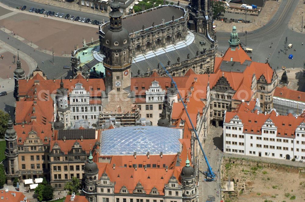 Dresden from the bird's eye view: Blick auf das Dresdner Schloß in der Dresdner Altstadt, welche zum Weltkulturerbe der UNESCO gehört. Das Dresdner Schloss war das Residenzschloss der sächsischen Kurfürsten (1547–1806) und Könige (1806–1918). Es ist eines der ältesten Bauwerke Dresdens und baugeschichtlich sehr bedeutsam, da alle Stilrichtungen von Romanik bis Historismus ihre Spuren an dem Bauwerk hinterlassen haben. Im großen Schlosshof sind bis 2011 für alle Fassaden Sgraffiti vorgesehen. Er soll zukünftig für Open-Air-Veranstaltungen genutzt werden. Der kleine Schlosshof soll als neues Besucherfoyer dienen und wurde mit einem transparenten Rauten-Membrandach des Architekten Peter Kulka überspannt. Das schöne Tor von 1555 wird wieder als Renaissance-Portal die Schlosskapelle schmücken. Die englische Treppe von 1693 soll wieder Hauptzugang zum Schloss werden. Die Paraderäume im Westflügel sollen bis 2013 wieder entstehen. Im Zwischenflügel Nord ist im 1. Obergeschoss die Fürstengalerie und im 2. Obergeschoss die Türkenkammer der Rüstkammer geplant. Der Riesensaal im Ostflügel, 60×11 m², soll Ausstellungen der Rüstkammer dienen. Der kleine Ballsaal im Georgenbau soll bis 2013 wieder entstehen.