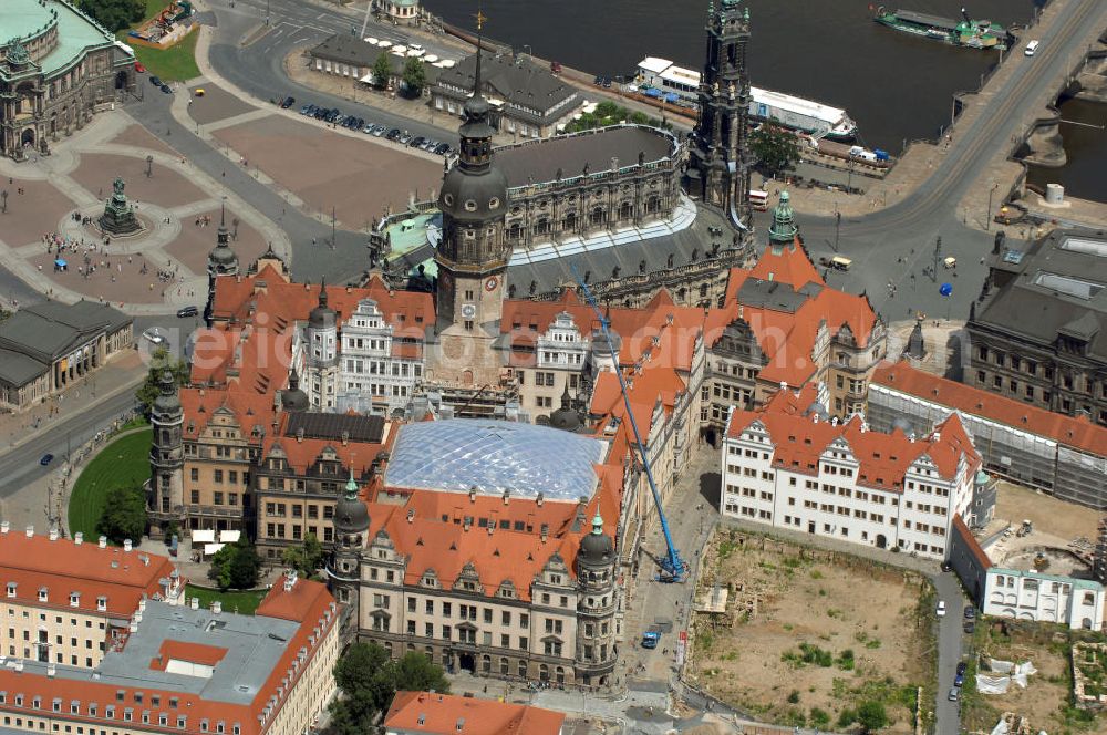 Aerial image Dresden - Blick auf das Dresdner Schloß in der Dresdner Altstadt, welche zum Weltkulturerbe der UNESCO gehört. Das Dresdner Schloss war das Residenzschloss der sächsischen Kurfürsten (1547–1806) und Könige (1806–1918). Es ist eines der ältesten Bauwerke Dresdens und baugeschichtlich sehr bedeutsam, da alle Stilrichtungen von Romanik bis Historismus ihre Spuren an dem Bauwerk hinterlassen haben. Im großen Schlosshof sind bis 2011 für alle Fassaden Sgraffiti vorgesehen. Er soll zukünftig für Open-Air-Veranstaltungen genutzt werden. Der kleine Schlosshof soll als neues Besucherfoyer dienen und wurde mit einem transparenten Rauten-Membrandach des Architekten Peter Kulka überspannt. Das schöne Tor von 1555 wird wieder als Renaissance-Portal die Schlosskapelle schmücken. Die englische Treppe von 1693 soll wieder Hauptzugang zum Schloss werden. Die Paraderäume im Westflügel sollen bis 2013 wieder entstehen. Im Zwischenflügel Nord ist im 1. Obergeschoss die Fürstengalerie und im 2. Obergeschoss die Türkenkammer der Rüstkammer geplant. Der Riesensaal im Ostflügel, 60×11 m², soll Ausstellungen der Rüstkammer dienen. Der kleine Ballsaal im Georgenbau soll bis 2013 wieder entstehen.