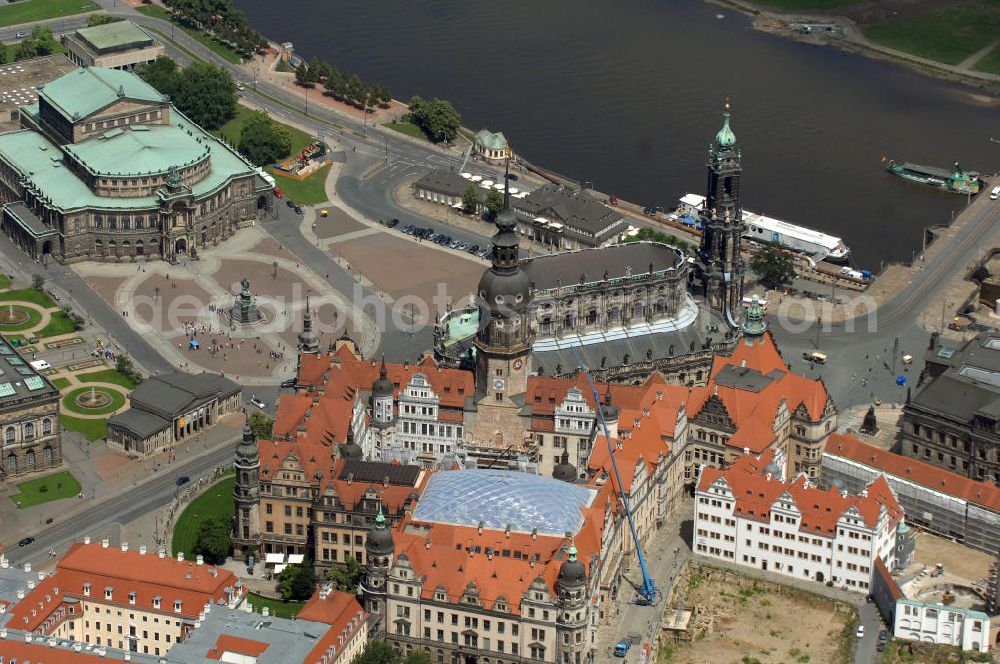 Aerial photograph Dresden - Blick auf das Dresdner Schloß in der Dresdner Altstadt, welche zum Weltkulturerbe der UNESCO gehört. Das Dresdner Schloss war das Residenzschloss der sächsischen Kurfürsten (1547–1806) und Könige (1806–1918). Es ist eines der ältesten Bauwerke Dresdens und baugeschichtlich sehr bedeutsam, da alle Stilrichtungen von Romanik bis Historismus ihre Spuren an dem Bauwerk hinterlassen haben. Im großen Schlosshof sind bis 2011 für alle Fassaden Sgraffiti vorgesehen. Er soll zukünftig für Open-Air-Veranstaltungen genutzt werden. Der kleine Schlosshof soll als neues Besucherfoyer dienen und wurde mit einem transparenten Rauten-Membrandach des Architekten Peter Kulka überspannt. Das schöne Tor von 1555 wird wieder als Renaissance-Portal die Schlosskapelle schmücken. Die englische Treppe von 1693 soll wieder Hauptzugang zum Schloss werden. Die Paraderäume im Westflügel sollen bis 2013 wieder entstehen. Im Zwischenflügel Nord ist im 1. Obergeschoss die Fürstengalerie und im 2. Obergeschoss die Türkenkammer der Rüstkammer geplant. Der Riesensaal im Ostflügel, 60×11 m², soll Ausstellungen der Rüstkammer dienen. Der kleine Ballsaal im Georgenbau soll bis 2013 wieder entstehen.