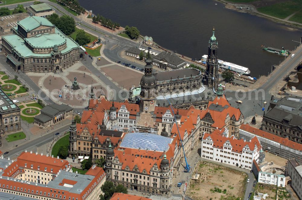 Dresden from above - Blick auf das Dresdner Schloß in der Dresdner Altstadt, welche zum Weltkulturerbe der UNESCO gehört. Das Dresdner Schloss war das Residenzschloss der sächsischen Kurfürsten (1547–1806) und Könige (1806–1918). Es ist eines der ältesten Bauwerke Dresdens und baugeschichtlich sehr bedeutsam, da alle Stilrichtungen von Romanik bis Historismus ihre Spuren an dem Bauwerk hinterlassen haben. Im großen Schlosshof sind bis 2011 für alle Fassaden Sgraffiti vorgesehen. Er soll zukünftig für Open-Air-Veranstaltungen genutzt werden. Der kleine Schlosshof soll als neues Besucherfoyer dienen und wurde mit einem transparenten Rauten-Membrandach des Architekten Peter Kulka überspannt. Das schöne Tor von 1555 wird wieder als Renaissance-Portal die Schlosskapelle schmücken. Die englische Treppe von 1693 soll wieder Hauptzugang zum Schloss werden. Die Paraderäume im Westflügel sollen bis 2013 wieder entstehen. Im Zwischenflügel Nord ist im 1. Obergeschoss die Fürstengalerie und im 2. Obergeschoss die Türkenkammer der Rüstkammer geplant. Der Riesensaal im Ostflügel, 60×11 m², soll Ausstellungen der Rüstkammer dienen. Der kleine Ballsaal im Georgenbau soll bis 2013 wieder entstehen.