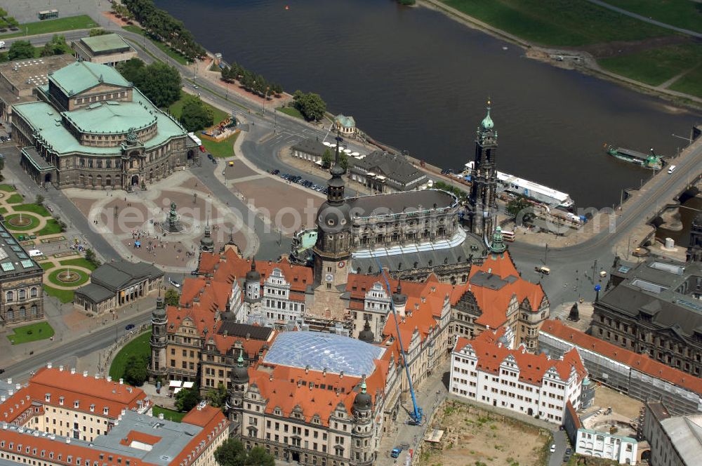 Dresden from the bird's eye view: Blick auf das Dresdner Schloß in der Dresdner Altstadt, welche zum Weltkulturerbe der UNESCO gehört. Das Dresdner Schloss war das Residenzschloss der sächsischen Kurfürsten (1547–1806) und Könige (1806–1918). Es ist eines der ältesten Bauwerke Dresdens und baugeschichtlich sehr bedeutsam, da alle Stilrichtungen von Romanik bis Historismus ihre Spuren an dem Bauwerk hinterlassen haben. Im großen Schlosshof sind bis 2011 für alle Fassaden Sgraffiti vorgesehen. Er soll zukünftig für Open-Air-Veranstaltungen genutzt werden. Der kleine Schlosshof soll als neues Besucherfoyer dienen und wurde mit einem transparenten Rauten-Membrandach des Architekten Peter Kulka überspannt. Das schöne Tor von 1555 wird wieder als Renaissance-Portal die Schlosskapelle schmücken. Die englische Treppe von 1693 soll wieder Hauptzugang zum Schloss werden. Die Paraderäume im Westflügel sollen bis 2013 wieder entstehen. Im Zwischenflügel Nord ist im 1. Obergeschoss die Fürstengalerie und im 2. Obergeschoss die Türkenkammer der Rüstkammer geplant. Der Riesensaal im Ostflügel, 60×11 m², soll Ausstellungen der Rüstkammer dienen. Der kleine Ballsaal im Georgenbau soll bis 2013 wieder entstehen.