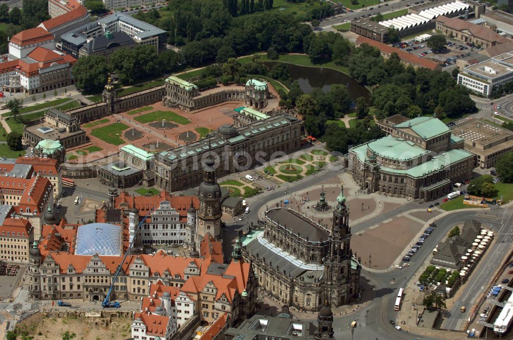 Aerial image Dresden - Blick auf das Dresdner Schloß in der Dresdner Altstadt, welche zum Weltkulturerbe der UNESCO gehört. Das Dresdner Schloss war das Residenzschloss der sächsischen Kurfürsten (1547–1806) und Könige (1806–1918). Es ist eines der ältesten Bauwerke Dresdens und baugeschichtlich sehr bedeutsam, da alle Stilrichtungen von Romanik bis Historismus ihre Spuren an dem Bauwerk hinterlassen haben. Im großen Schlosshof sind bis 2011 für alle Fassaden Sgraffiti vorgesehen. Er soll zukünftig für Open-Air-Veranstaltungen genutzt werden. Der kleine Schlosshof soll als neues Besucherfoyer dienen und wurde mit einem transparenten Rauten-Membrandach des Architekten Peter Kulka überspannt. Das schöne Tor von 1555 wird wieder als Renaissance-Portal die Schlosskapelle schmücken. Die englische Treppe von 1693 soll wieder Hauptzugang zum Schloss werden. Die Paraderäume im Westflügel sollen bis 2013 wieder entstehen. Im Zwischenflügel Nord ist im 1. Obergeschoss die Fürstengalerie und im 2. Obergeschoss die Türkenkammer der Rüstkammer geplant. Der Riesensaal im Ostflügel, 60×11 m², soll Ausstellungen der Rüstkammer dienen. Der kleine Ballsaal im Georgenbau soll bis 2013 wieder entstehen.