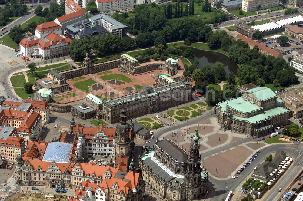 Aerial photograph Dresden - Blick auf das Dresdner Schloß in der Dresdner Altstadt, welche zum Weltkulturerbe der UNESCO gehört. Das Dresdner Schloss war das Residenzschloss der sächsischen Kurfürsten (1547–1806) und Könige (1806–1918). Es ist eines der ältesten Bauwerke Dresdens und baugeschichtlich sehr bedeutsam, da alle Stilrichtungen von Romanik bis Historismus ihre Spuren an dem Bauwerk hinterlassen haben. Im großen Schlosshof sind bis 2011 für alle Fassaden Sgraffiti vorgesehen. Er soll zukünftig für Open-Air-Veranstaltungen genutzt werden. Der kleine Schlosshof soll als neues Besucherfoyer dienen und wurde mit einem transparenten Rauten-Membrandach des Architekten Peter Kulka überspannt. Das schöne Tor von 1555 wird wieder als Renaissance-Portal die Schlosskapelle schmücken. Die englische Treppe von 1693 soll wieder Hauptzugang zum Schloss werden. Die Paraderäume im Westflügel sollen bis 2013 wieder entstehen. Im Zwischenflügel Nord ist im 1. Obergeschoss die Fürstengalerie und im 2. Obergeschoss die Türkenkammer der Rüstkammer geplant. Der Riesensaal im Ostflügel, 60×11 m², soll Ausstellungen der Rüstkammer dienen. Der kleine Ballsaal im Georgenbau soll bis 2013 wieder entstehen.