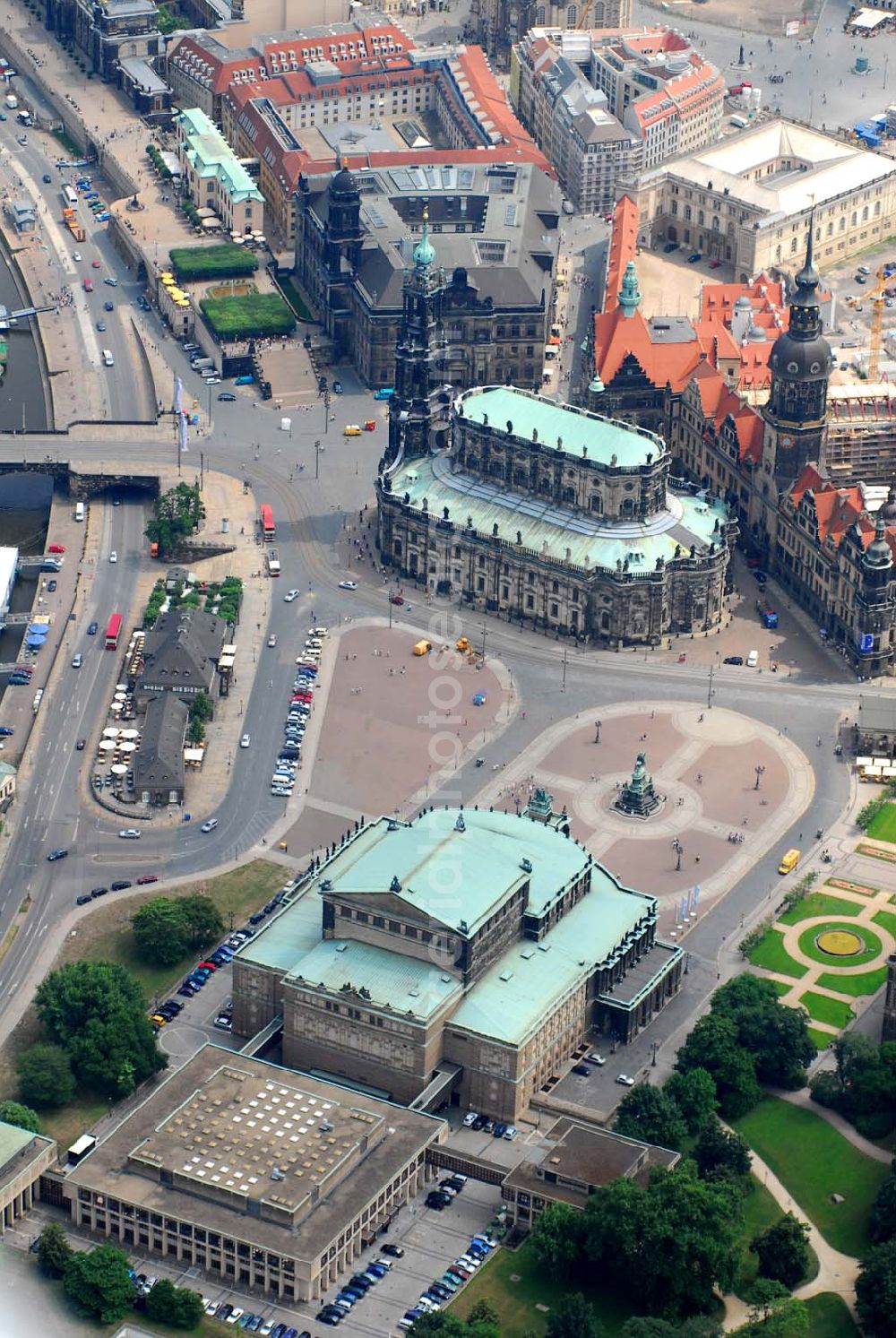 Aerial photograph Dresden - Blick auf die Dresdner Semperoper und die Hofkirche. Kontakt Semperoper: Theaterplatz 2, 01067 Dresden, Tel. 0351/4911-0, Fax 0351/4911-698, E-Mail: presse@semperoper.de,