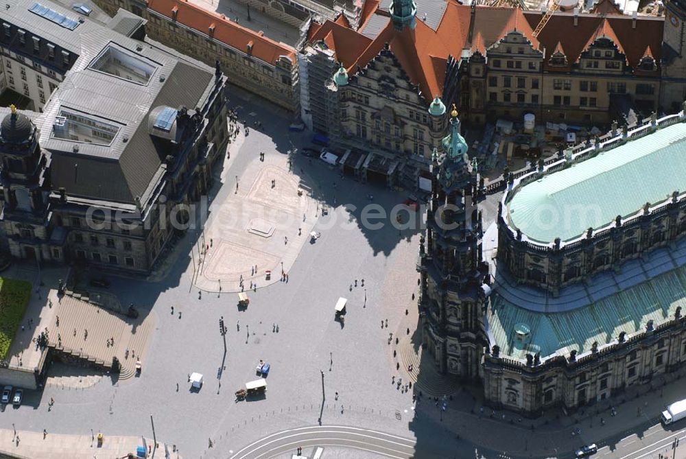 Aerial image Dresden - Blick auf den Dresdner Theaterplatz mit Hofkirche und Georgenbau. Am Langengang (Auguststraße, links oben) ist der Fürstenzug zu erkennen.