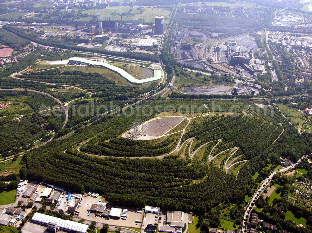 Aerial photograph Bottrop - Mit einer Gesamtlänge von 640m bietet die Indooranlage die mit Abstand längste, überdachte Skipiste der Welt. Auf dem Gelände einer ehemaligen Abraumhalde wurde die durch ein Spezialgerüst überdachte Piste errichtet. Die Abfahrt, die im Januar 2001 eröffnet wurde, schlängelt sich von 113 m auf 36 m hinunter. Prosperstr. 299-301; D-46238 Bottrop; Tel.: +49 (2041) 7095 500; Fax: +49 (2041) 7095 152