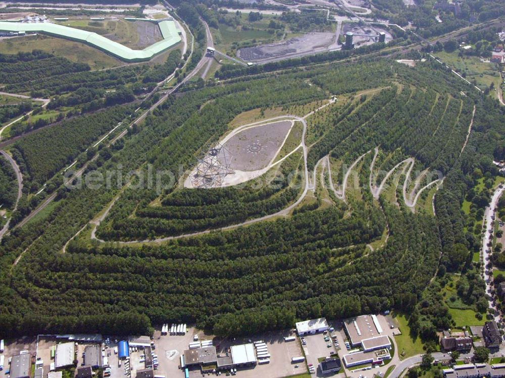 Bottrop from above - Mit einer Gesamtlänge von 640m bietet die Indooranlage die mit Abstand längste, überdachte Skipiste der Welt. Auf dem Gelände einer ehemaligen Abraumhalde wurde die durch ein Spezialgerüst überdachte Piste errichtet. Die Abfahrt, die im Januar 2001 eröffnet wurde, schlängelt sich von 113 m auf 36 m hinunter. Prosperstr. 299-301; D-46238 Bottrop; Tel.: +49 (2041) 7095 500; Fax: +49 (2041) 7095 152