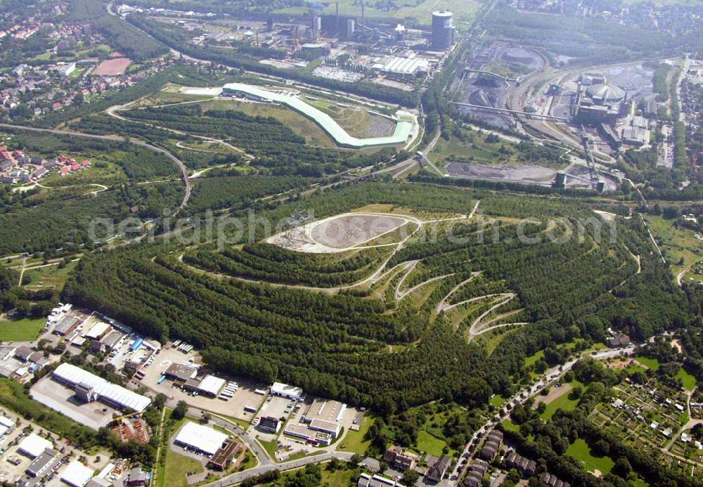 Bottrop from the bird's eye view: Mit einer Gesamtlänge von 640m bietet die Indooranlage die mit Abstand längste, überdachte Skipiste der Welt. Auf dem Gelände einer ehemaligen Abraumhalde wurde die durch ein Spezialgerüst überdachte Piste errichtet. Die Abfahrt, die im Januar 2001 eröffnet wurde, schlängelt sich von 113 m auf 36 m hinunter. Prosperstr. 299-301; D-46238 Bottrop; Tel.: +49 (2041) 7095 500; Fax: +49 (2041) 7095 152