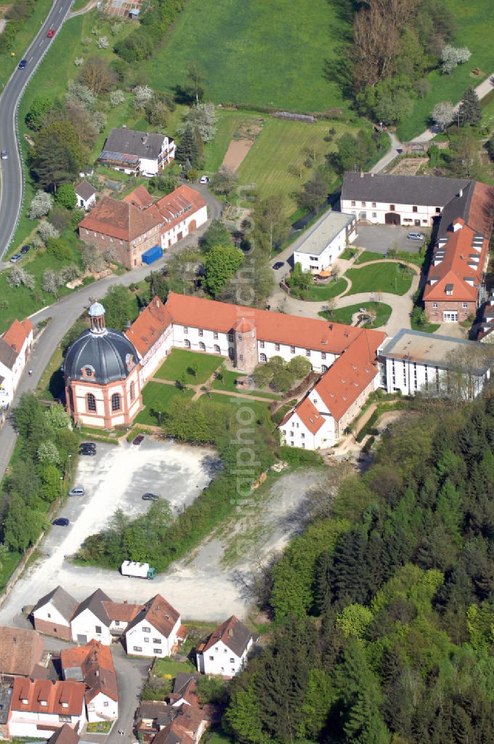 Aerial photograph Holzkirchen - Blick auf das ehemalige Benedektinerkloster in Holzkirchen (Unterfranken). Die Gründung des Benediktushofes geht auf das 8. Jahrhundert zurück. Nach seiner Blütezeit im 12. Jahrhundert verfielen die Gebäude immer mehr. Nach einem nur 200 Jahre andauerndeHolzkirchen 04.05.2008 Blick auf das ehemalige Benedektinerkloster in Holzkirchen (Unterfranken). Die Gründung des Benediktushofes geht auf das 8. Jahrhundert zurück. Nach seiner Blütezeit im 12. Jahrhundert verfielen die Gebäude immer mehr. Nach einem nur 200 Jahre andauernden Aufschwung und den wiederkehrenden Verfall wurde das Anwesen 2002 durch eine Unternehmerin gekauft. Er wurde 2004 als Zentrum für spirituelle Wege feierlich eingeweiht. Seitdem finden dort Kurse und Veranstaltungen zu Themen wie Philosophie, Theologie und Spiritualität statt. Kontakt: Klosterstraße 10, 97292 Holzkirchen / Unterfranken, Tel. +49 (0)9369 9838 0, Fax +49 (0)9369 9838 38, Email info@benediktushof-holzkirchen.de