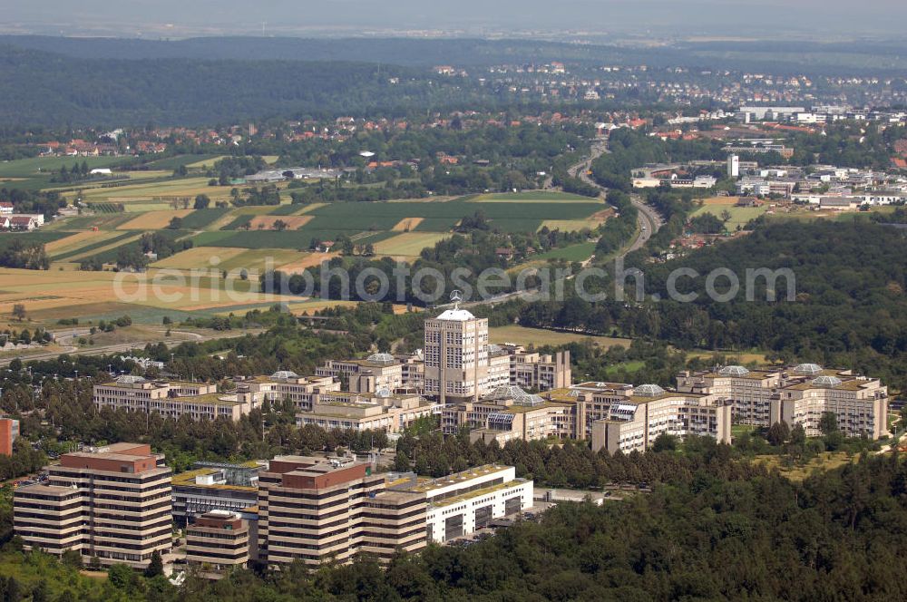 Stuttgart from above - Blick auf die ehemalige DaimlerChrysler - Zentrale in Stuttgart-Möhringen. DaimlerChrysler hat dieses, im Stil eines Campus errichtete Gelände 2006 für 240 Mio. Euro an IXIS Capital Partners Ltd. verkauft. Die nächsten 15 Jahre wird es allerdings zurückvermietet und mit Büromitarbeitern aus an deren Firmenniedeerlassungen aus Stuttgart aufgefüllt. Die Vorstand zieht unterdessen in das Stammwerk Stuttgart-Unterrürkheim, dorthin, wo die Autos produziert werden. Kontakt: Mercedes-Benz Center, Mercedesstr. 102, 70372 Stuttgart, Tel. +49 (0)711 2590 0, Fax +49 (0)711 2590 8325