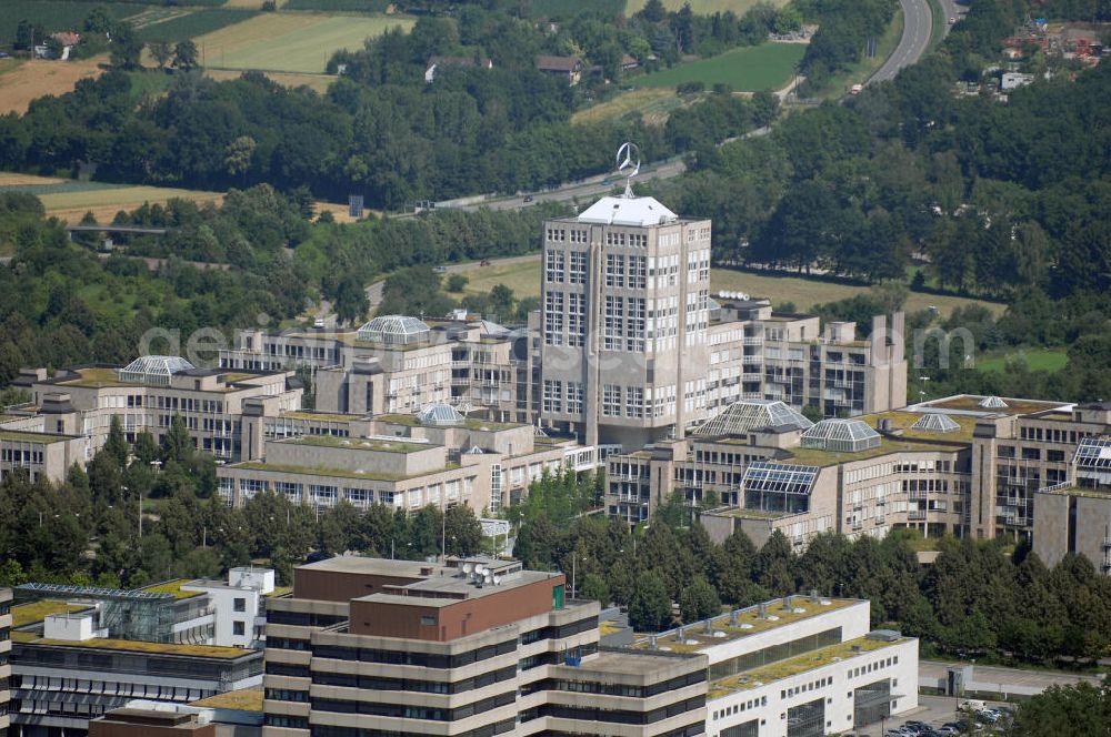 Stuttgart from the bird's eye view: Blick auf die ehemalige DaimlerChrysler - Zentrale in Stuttgart-Möhringen. DaimlerChrysler hat dieses, im Stil eines Campus errichtete Gelände 2006 für 240 Mio. Euro an IXIS Capital Partners Ltd. verkauft. Die nächsten 15 Jahre wird es allerdings zurückvermietet und mit Büromitarbeitern aus an deren Firmenniedeerlassungen aus Stuttgart aufgefüllt. Die Vorstand zieht unterdessen in das Stammwerk Stuttgart-Unterrürkheim, dorthin, wo die Autos produziert werden. Kontakt: Mercedes-Benz Center, Mercedesstr. 102, 70372 Stuttgart, Tel. +49 (0)711 2590 0, Fax +49 (0)711 2590 8325