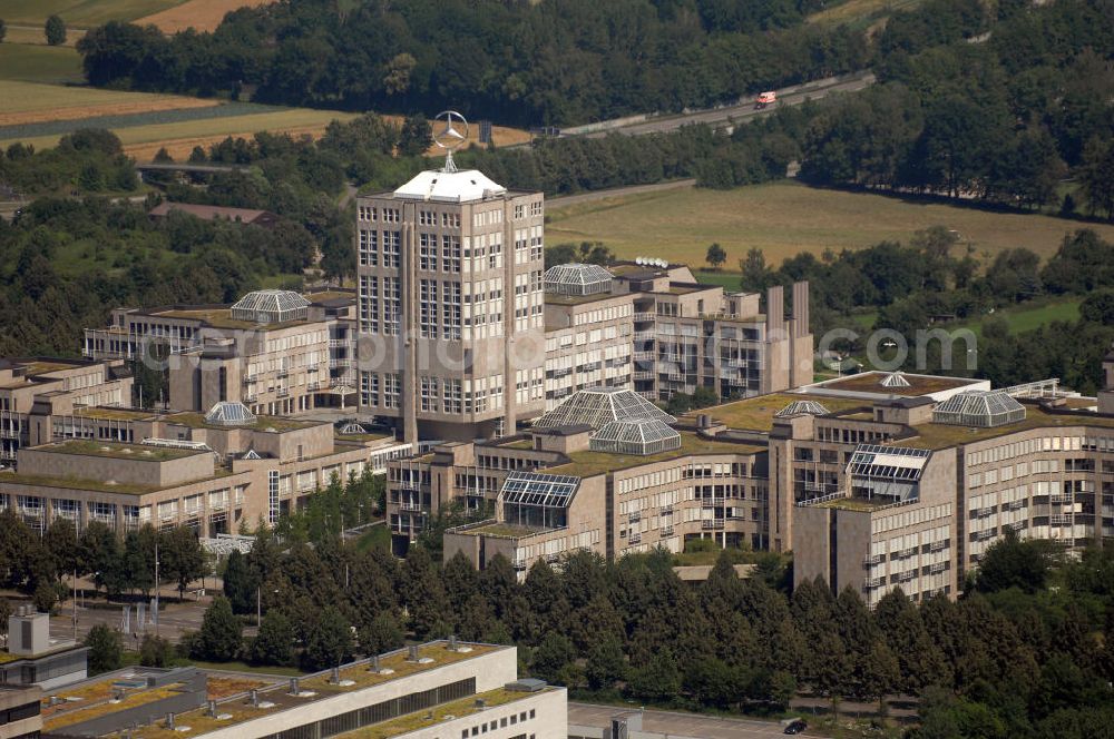 Aerial image Stuttgart - Blick auf die ehemalige DaimlerChrysler - Zentrale in Stuttgart-Möhringen. DaimlerChrysler hat dieses, im Stil eines Campus errichtete Gelände 2006 für 240 Mio. Euro an IXIS Capital Partners Ltd. verkauft. Die nächsten 15 Jahre wird es allerdings zurückvermietet und mit Büromitarbeitern aus an deren Firmenniedeerlassungen aus Stuttgart aufgefüllt. Die Vorstand zieht unterdessen in das Stammwerk Stuttgart-Unterrürkheim, dorthin, wo die Autos produziert werden. Kontakt: Mercedes-Benz Center, Mercedesstr. 102, 70372 Stuttgart, Tel. +49 (0)711 2590 0, Fax +49 (0)711 2590 8325