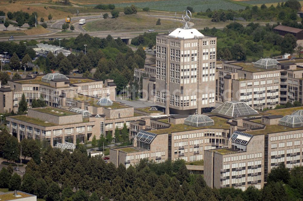 Aerial photograph Stuttgart - Blick auf die ehemalige DaimlerChrysler - Zentrale in Stuttgart-Möhringen. DaimlerChrysler hat dieses, im Stil eines Campus errichtete Gelände 2006 für 240 Mio. Euro an IXIS Capital Partners Ltd. verkauft. Die nächsten 15 Jahre wird es allerdings zurückvermietet und mit Büromitarbeitern aus an deren Firmenniedeerlassungen aus Stuttgart aufgefüllt. Die Vorstand zieht unterdessen in das Stammwerk Stuttgart-Unterrürkheim, dorthin, wo die Autos produziert werden. Kontakt: Mercedes-Benz Center, Mercedesstr. 102, 70372 Stuttgart, Tel. +49 (0)711 2590 0, Fax +49 (0)711 2590 8325