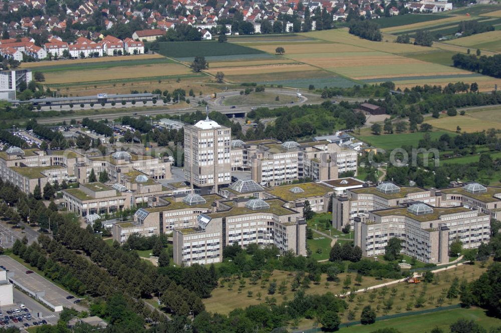 Stuttgart from above - Blick auf die ehemalige DaimlerChrysler - Zentrale in Stuttgart-Möhringen. DaimlerChrysler hat dieses, im Stil eines Campus errichtete Gelände 2006 für 240 Mio. Euro an IXIS Capital Partners Ltd. verkauft. Die nächsten 15 Jahre wird es allerdings zurückvermietet und mit Büromitarbeitern aus an deren Firmenniedeerlassungen aus Stuttgart aufgefüllt. Die Vorstand zieht unterdessen in das Stammwerk Stuttgart-Unterrürkheim, dorthin, wo die Autos produziert werden. Kontakt: Mercedes-Benz Center, Mercedesstr. 102, 70372 Stuttgart, Tel. +49 (0)711 2590 0, Fax +49 (0)711 2590 8325