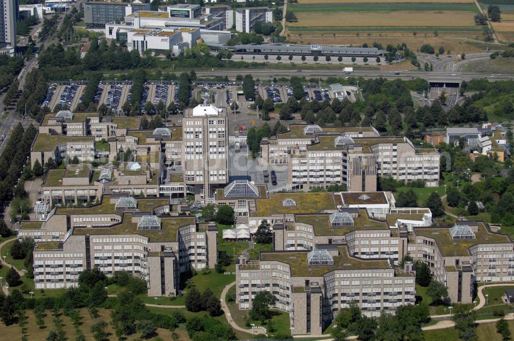 Stuttgart from the bird's eye view: Blick auf die ehemalige DaimlerChrysler - Zentrale in Stuttgart-Möhringen. DaimlerChrysler hat dieses, im Stil eines Campus errichtete Gelände 2006 für 240 Mio. Euro an IXIS Capital Partners Ltd. verkauft. Die nächsten 15 Jahre wird es allerdings zurückvermietet und mit Büromitarbeitern aus an deren Firmenniedeerlassungen aus Stuttgart aufgefüllt. Die Vorstand zieht unterdessen in das Stammwerk Stuttgart-Unterrürkheim, dorthin, wo die Autos produziert werden. Kontakt: Mercedes-Benz Center, Mercedesstr. 102, 70372 Stuttgart, Tel. +49 (0)711 2590 0, Fax +49 (0)711 2590 8325