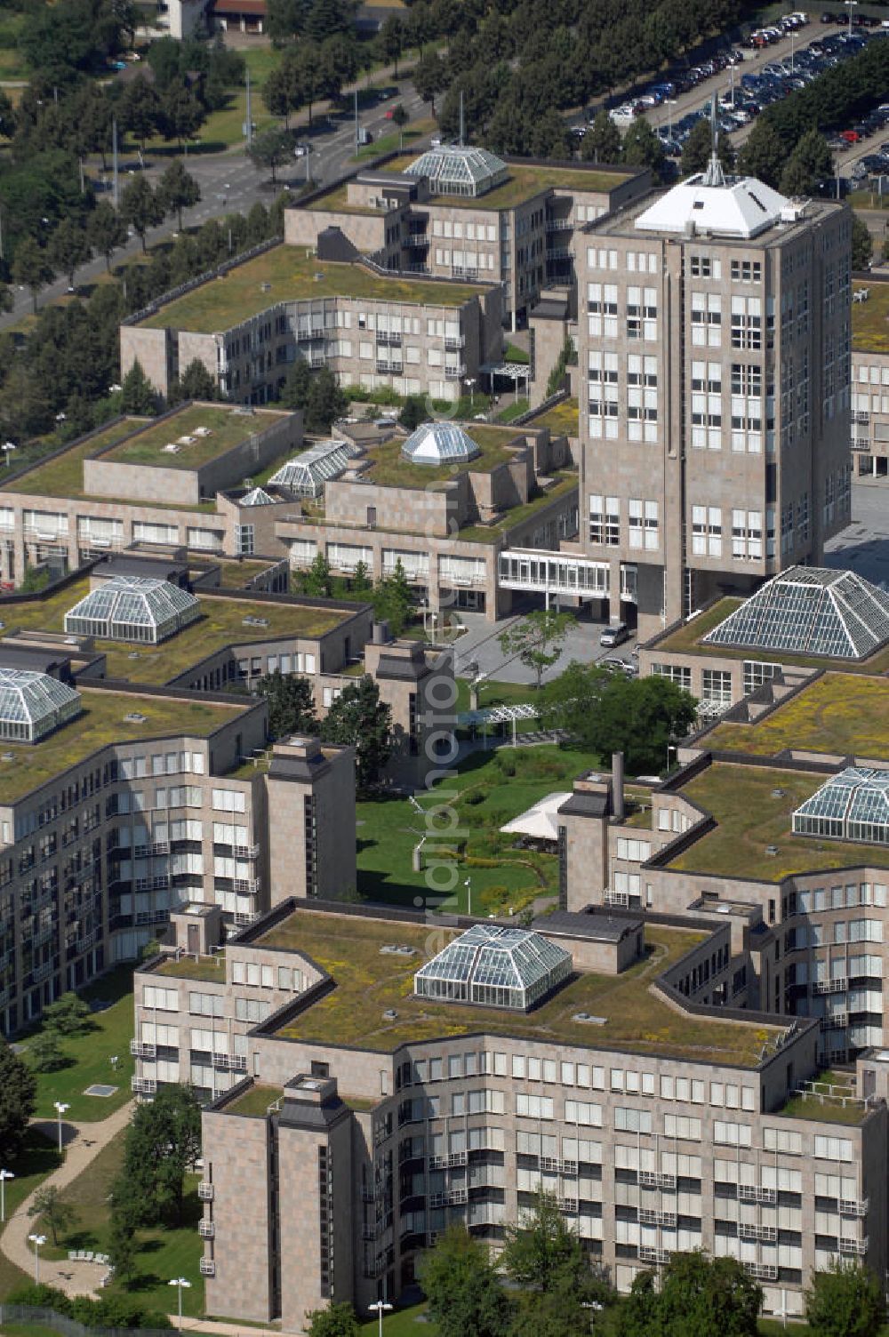 Aerial image Stuttgart - Blick auf die ehemalige DaimlerChrysler - Zentrale in Stuttgart-Möhringen. DaimlerChrysler hat dieses, im Stil eines Campus errichtete Gelände 2006 für 240 Mio. Euro an IXIS Capital Partners Ltd. verkauft. Die nächsten 15 Jahre wird es allerdings zurückvermietet und mit Büromitarbeitern aus an deren Firmenniedeerlassungen aus Stuttgart aufgefüllt. Die Vorstand zieht unterdessen in das Stammwerk Stuttgart-Unterrürkheim, dorthin, wo die Autos produziert werden. Kontakt: Mercedes-Benz Center, Mercedesstr. 102, 70372 Stuttgart, Tel. +49 (0)711 2590 0, Fax +49 (0)711 2590 8325