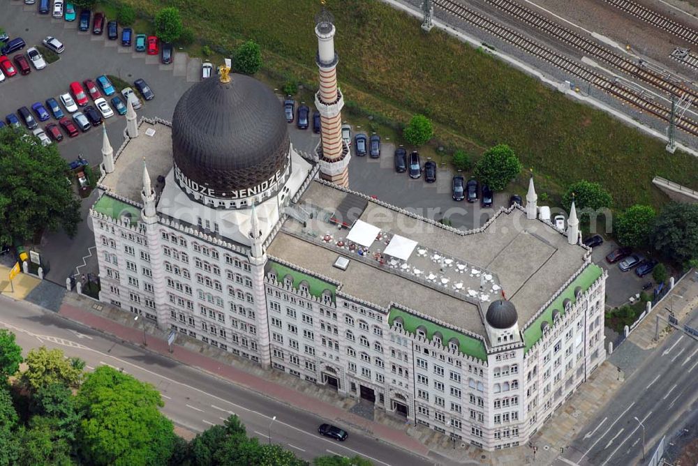 Aerial image Dresden - Blick auf das ehemalige Fabrikgebäude der Zigarettenfabrik Yenidze, es gehört zu den architektonischen Sehenswürdigkeiten der Stadt Dresden. Es wurde von 1908 bis 1909 gebaut, ist ähnlich einer Moschee gestaltet und wird heute als Bürogebäude genutzt.Der Unternehmer Hugo Zietz, der den Tabak für seine Zigaretten aus dem Anbaugebiet von Yenidze, einem Ort im griechischen Teil Mazedoniens (heute „Giannitsa“ genannt), das zur damaligen Zeit noch unter osmanisch-türkischer Verwaltung stand, importierte, wollte auf dem Grundstück direkt an der Eisenbahntrasse unweit der Dresdener Innenstadt nicht nur ein neues Fabrikgebäude errichten, sondern auch ein einprägsames Werbemonument für seine Orientalische Tabak- und Zigarettenfabrik „Yenidze“ schaffen. Der Architekt Martin Hammitzsch entwarf daher auf Anregung von Zietz ein Bauwerk in einem fantasievollen „orientalischen“ Stil, das auch weniger weitgereiste Zeitgenossen unschwer als islamische Moschee erkennen konnten. Abgesehen von der großen, farbig verglasten Kuppel trugen dazu auch die „Minarette“ bei, die teilweise die Funktion von Schornsteinen hatten. Davon rührte der umgangssprachliche Begriff „Tabakmoschee“ her, der heute offiziell nicht mehr verwendet wird, weil es sich in Wirklichkeit nicht um eine Moschee handelt.