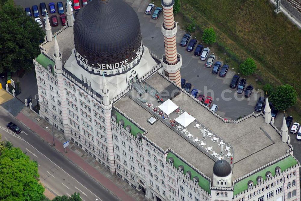 Aerial photograph Dresden - Blick auf das ehemalige Fabrikgebäude der Zigarettenfabrik Yenidze, es gehört zu den architektonischen Sehenswürdigkeiten der Stadt Dresden. Es wurde von 1908 bis 1909 gebaut, ist ähnlich einer Moschee gestaltet und wird heute als Bürogebäude genutzt.Der Unternehmer Hugo Zietz, der den Tabak für seine Zigaretten aus dem Anbaugebiet von Yenidze, einem Ort im griechischen Teil Mazedoniens (heute „Giannitsa“ genannt), das zur damaligen Zeit noch unter osmanisch-türkischer Verwaltung stand, importierte, wollte auf dem Grundstück direkt an der Eisenbahntrasse unweit der Dresdener Innenstadt nicht nur ein neues Fabrikgebäude errichten, sondern auch ein einprägsames Werbemonument für seine Orientalische Tabak- und Zigarettenfabrik „Yenidze“ schaffen. Der Architekt Martin Hammitzsch entwarf daher auf Anregung von Zietz ein Bauwerk in einem fantasievollen „orientalischen“ Stil, das auch weniger weitgereiste Zeitgenossen unschwer als islamische Moschee erkennen konnten. Abgesehen von der großen, farbig verglasten Kuppel trugen dazu auch die „Minarette“ bei, die teilweise die Funktion von Schornsteinen hatten. Davon rührte der umgangssprachliche Begriff „Tabakmoschee“ her, der heute offiziell nicht mehr verwendet wird, weil es sich in Wirklichkeit nicht um eine Moschee handelt.