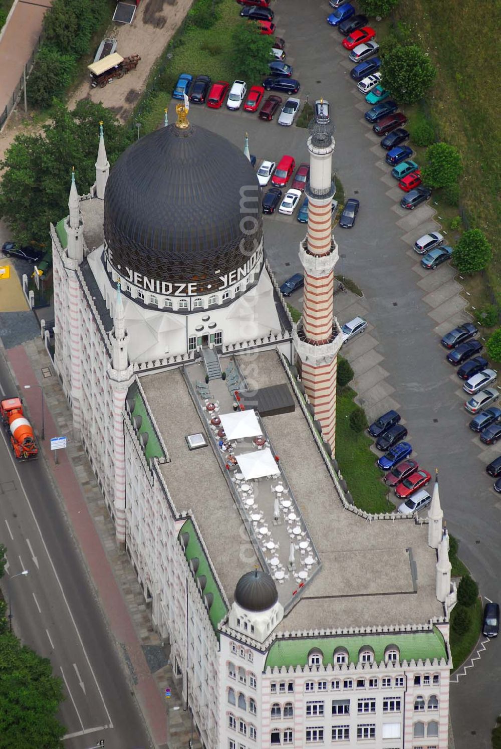 Dresden from above - Blick auf das ehemalige Fabrikgebäude der Zigarettenfabrik Yenidze, es gehört zu den architektonischen Sehenswürdigkeiten der Stadt Dresden. Es wurde von 1908 bis 1909 gebaut, ist ähnlich einer Moschee gestaltet und wird heute als Bürogebäude genutzt.Der Unternehmer Hugo Zietz, der den Tabak für seine Zigaretten aus dem Anbaugebiet von Yenidze, einem Ort im griechischen Teil Mazedoniens (heute „Giannitsa“ genannt), das zur damaligen Zeit noch unter osmanisch-türkischer Verwaltung stand, importierte, wollte auf dem Grundstück direkt an der Eisenbahntrasse unweit der Dresdener Innenstadt nicht nur ein neues Fabrikgebäude errichten, sondern auch ein einprägsames Werbemonument für seine Orientalische Tabak- und Zigarettenfabrik „Yenidze“ schaffen. Der Architekt Martin Hammitzsch entwarf daher auf Anregung von Zietz ein Bauwerk in einem fantasievollen „orientalischen“ Stil, das auch weniger weitgereiste Zeitgenossen unschwer als islamische Moschee erkennen konnten. Abgesehen von der großen, farbig verglasten Kuppel trugen dazu auch die „Minarette“ bei, die teilweise die Funktion von Schornsteinen hatten. Davon rührte der umgangssprachliche Begriff „Tabakmoschee“ her, der heute offiziell nicht mehr verwendet wird, weil es sich in Wirklichkeit nicht um eine Moschee handelt.