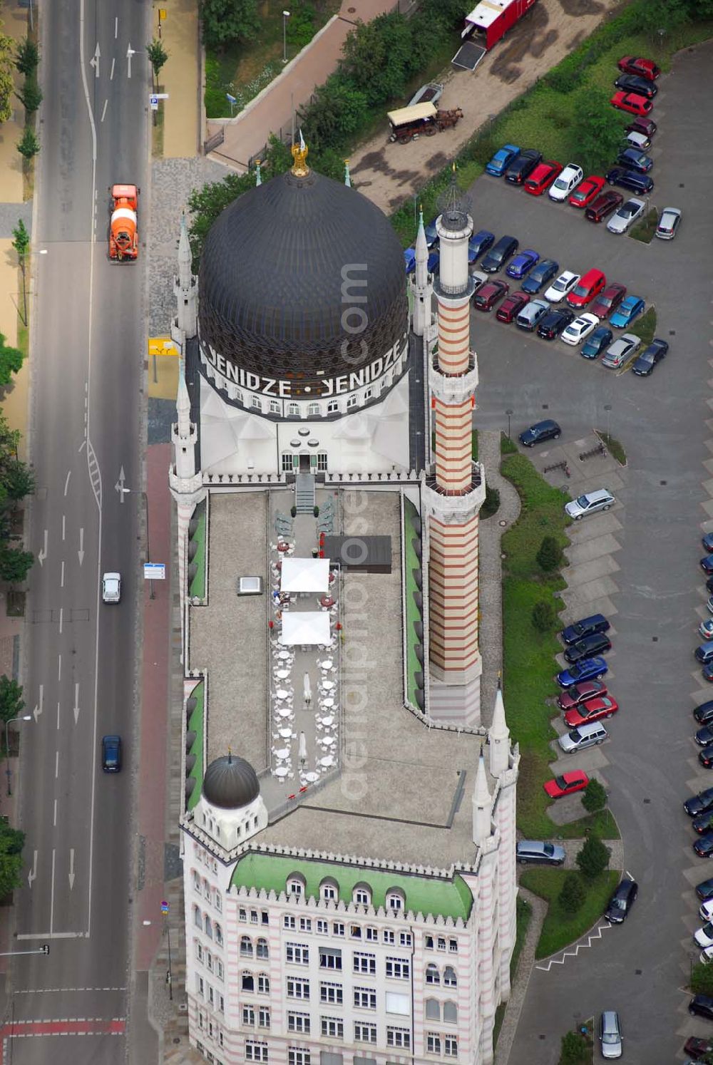 Dresden from the bird's eye view: Blick auf das ehemalige Fabrikgebäude der Zigarettenfabrik Yenidze, es gehört zu den architektonischen Sehenswürdigkeiten der Stadt Dresden. Es wurde von 1908 bis 1909 gebaut, ist ähnlich einer Moschee gestaltet und wird heute als Bürogebäude genutzt.Der Unternehmer Hugo Zietz, der den Tabak für seine Zigaretten aus dem Anbaugebiet von Yenidze, einem Ort im griechischen Teil Mazedoniens (heute „Giannitsa“ genannt), das zur damaligen Zeit noch unter osmanisch-türkischer Verwaltung stand, importierte, wollte auf dem Grundstück direkt an der Eisenbahntrasse unweit der Dresdener Innenstadt nicht nur ein neues Fabrikgebäude errichten, sondern auch ein einprägsames Werbemonument für seine Orientalische Tabak- und Zigarettenfabrik „Yenidze“ schaffen. Der Architekt Martin Hammitzsch entwarf daher auf Anregung von Zietz ein Bauwerk in einem fantasievollen „orientalischen“ Stil, das auch weniger weitgereiste Zeitgenossen unschwer als islamische Moschee erkennen konnten. Abgesehen von der großen, farbig verglasten Kuppel trugen dazu auch die „Minarette“ bei, die teilweise die Funktion von Schornsteinen hatten. Davon rührte der umgangssprachliche Begriff „Tabakmoschee“ her, der heute offiziell nicht mehr verwendet wird, weil es sich in Wirklichkeit nicht um eine Moschee handelt.